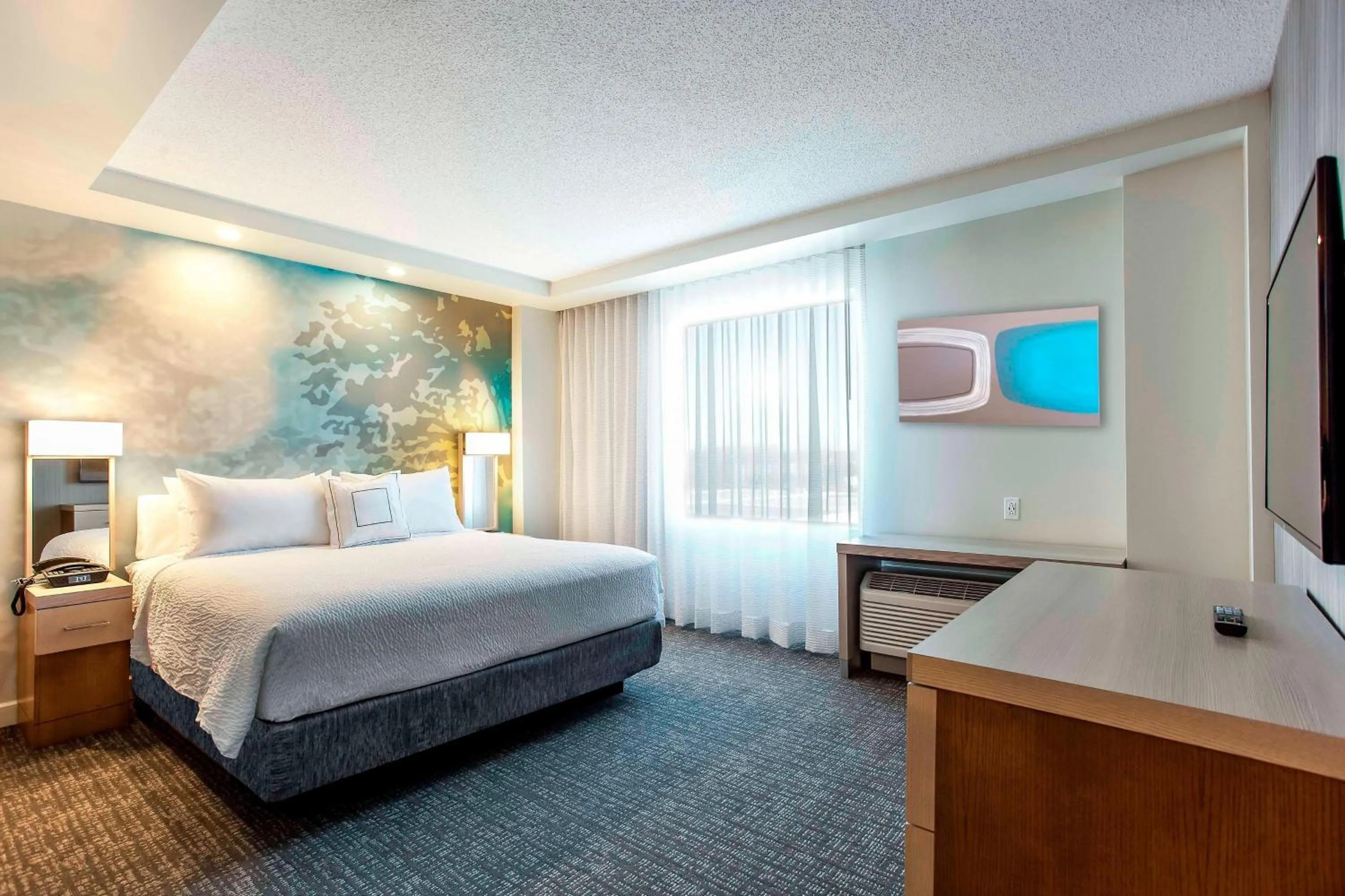 Photo of the whole room, Bed in Courtyard by Marriott Montreal West Island/Baie D’Urfe