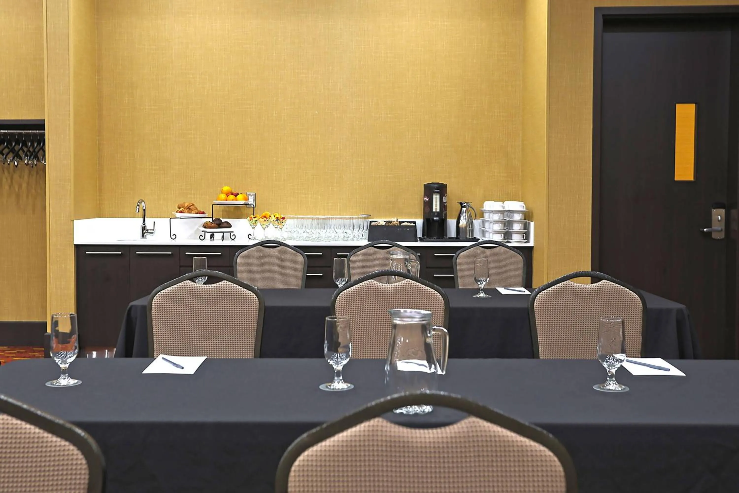 Meeting/conference room in Courtyard by Marriott Montreal West Island/Baie D’Urfe