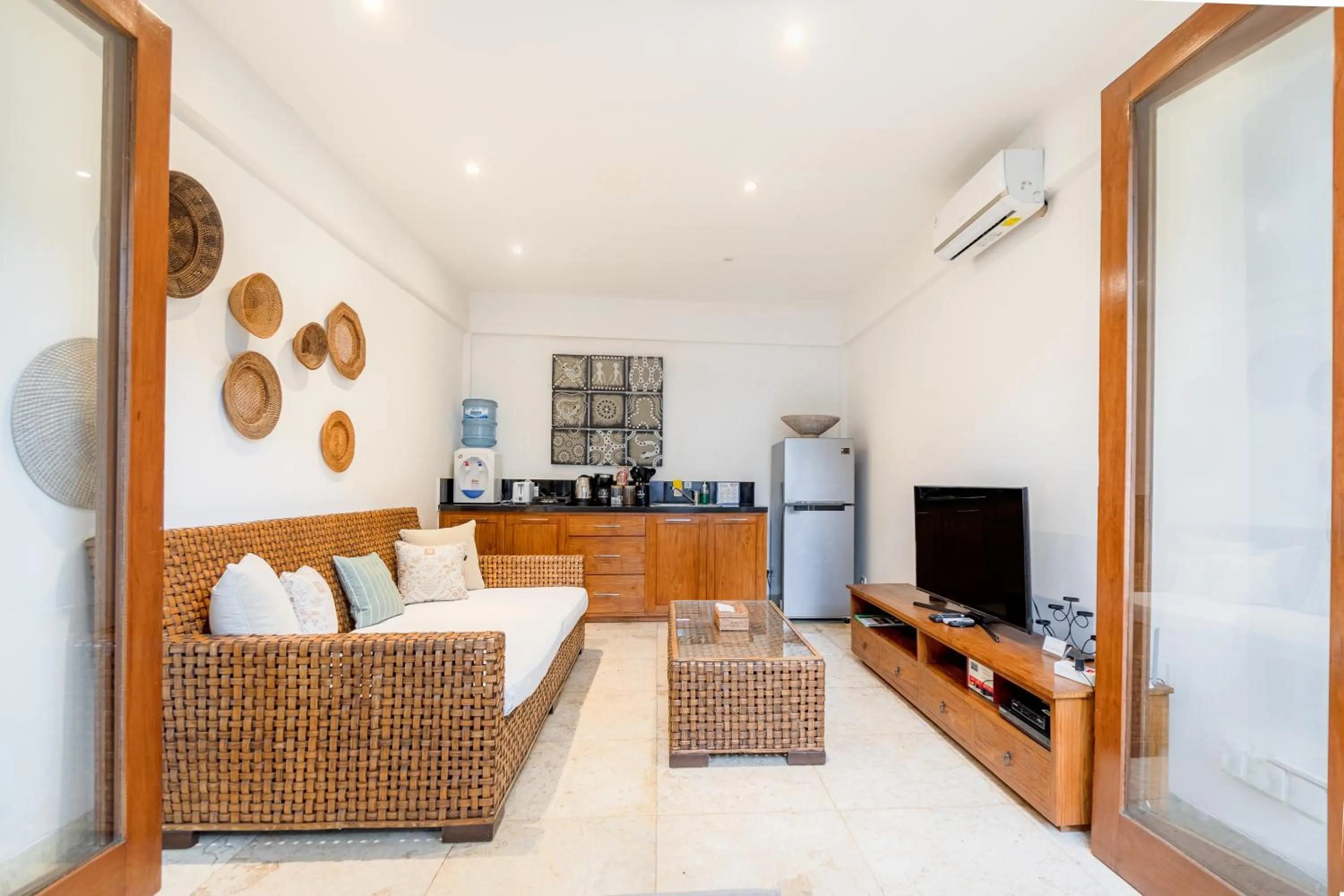 Communal lounge/ TV room in Two Lizards Beach Villas