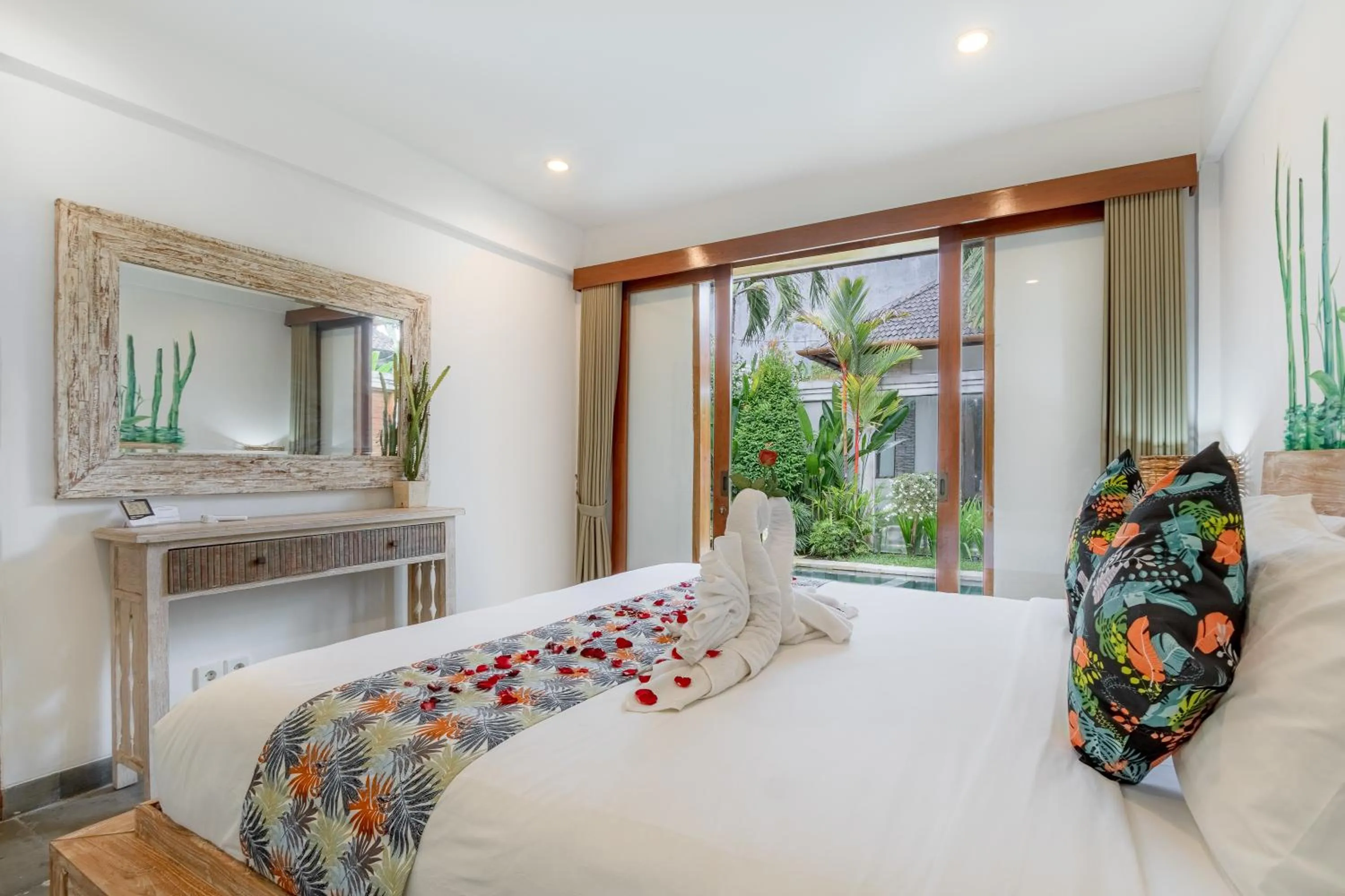 Bed in Two Lizards Beach Villas