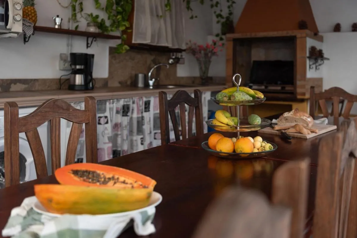 Communal kitchen in Casa emblemática Buenavista del Norte
