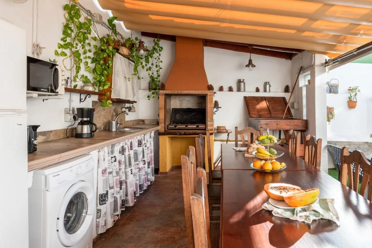 Communal kitchen in Casa emblemática Buenavista del Norte