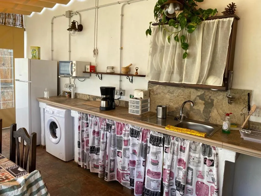 Communal kitchen in Casa emblemática Buenavista del Norte