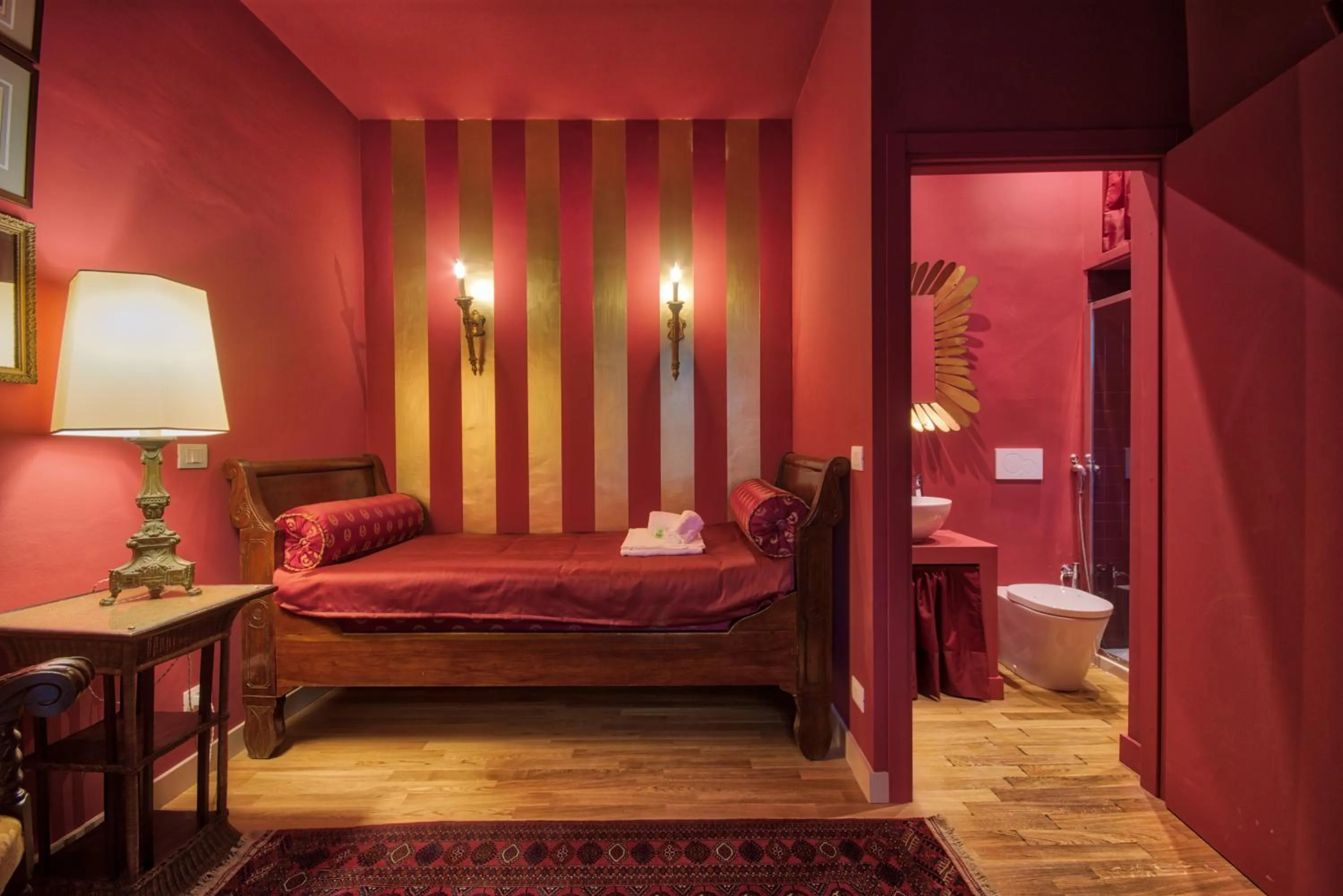 Bathroom, Bed in Porta Palace Apartments