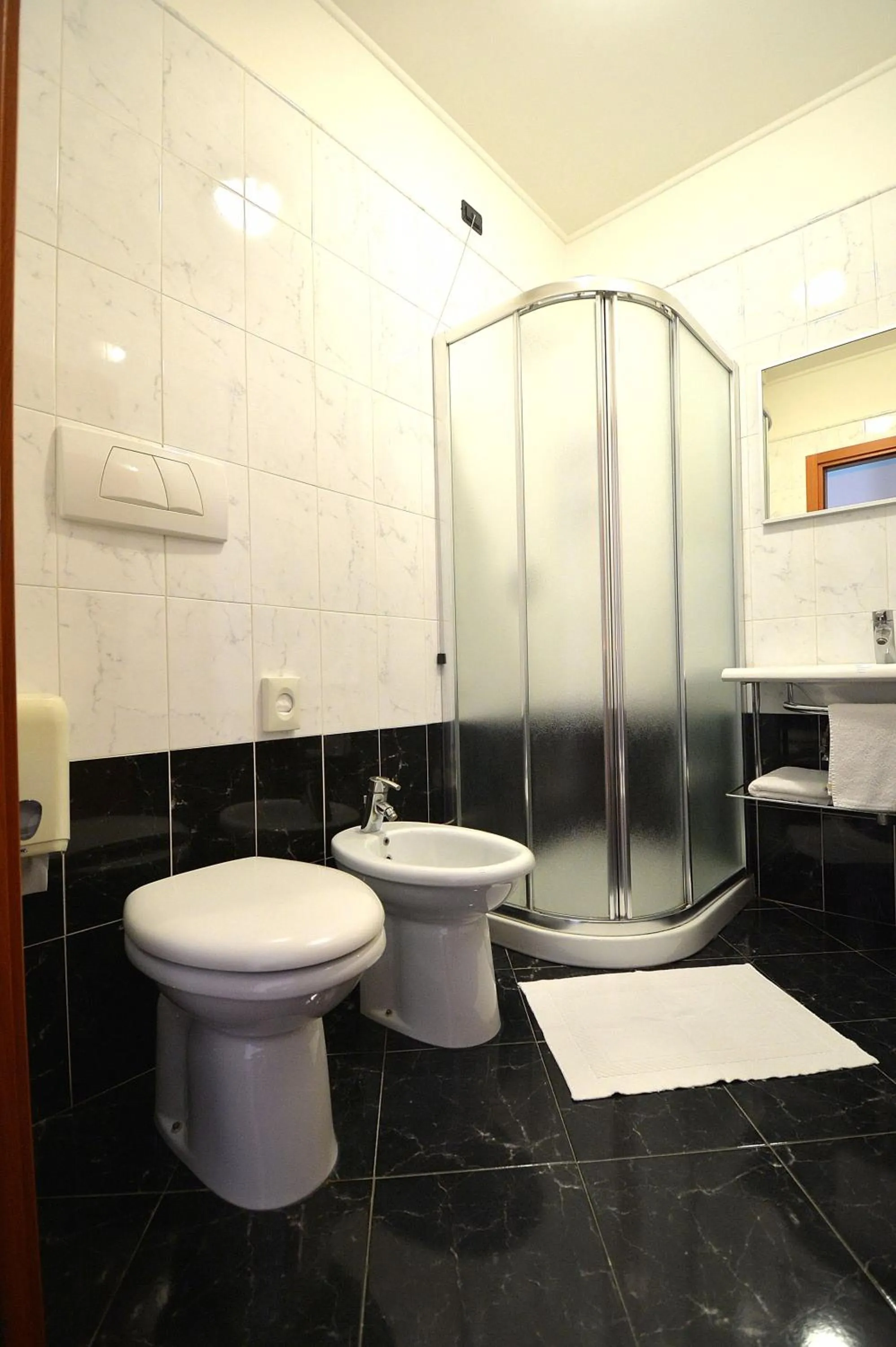 Bathroom in Hotel La Cantina