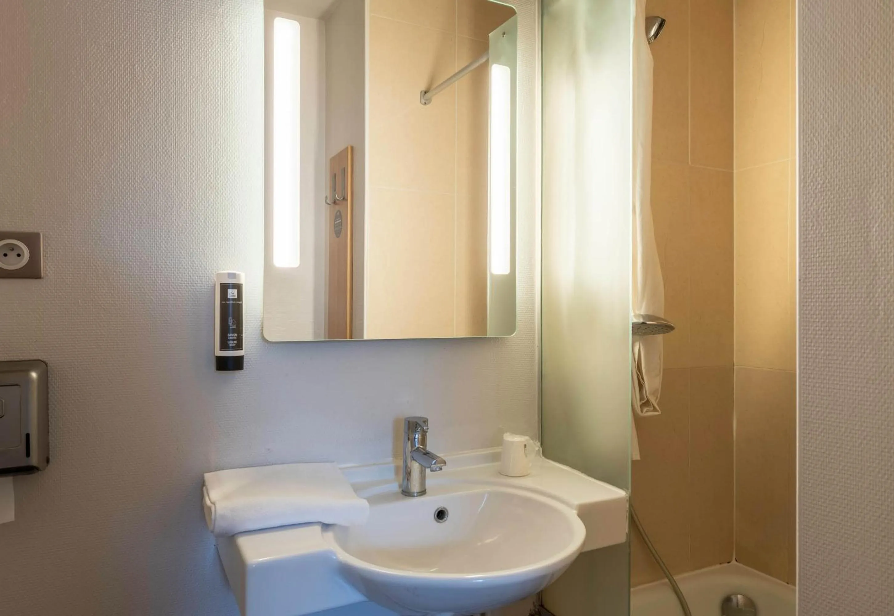 Bathroom in B&B HOTEL Amiens