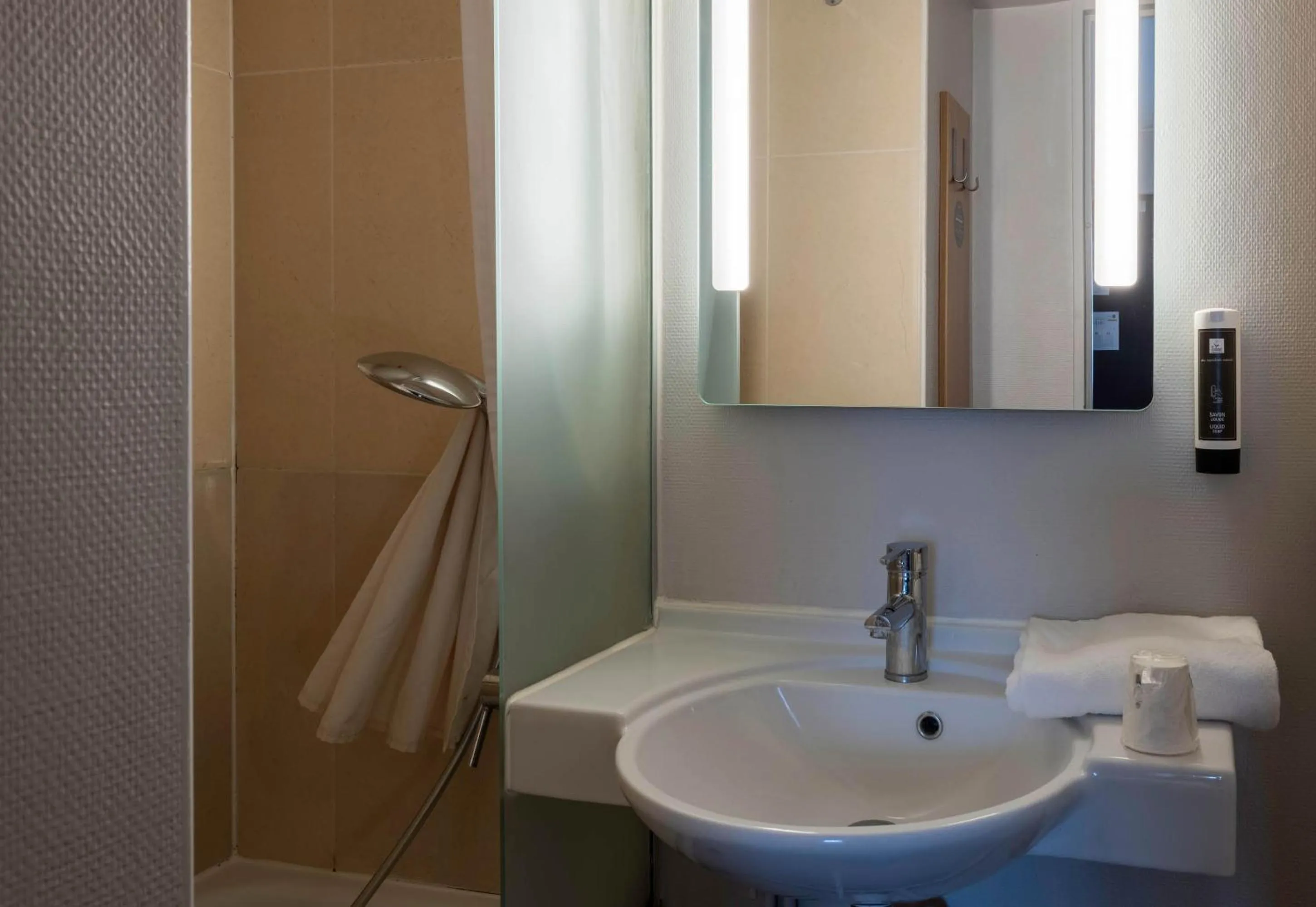 Bathroom in B&B HOTEL Amiens