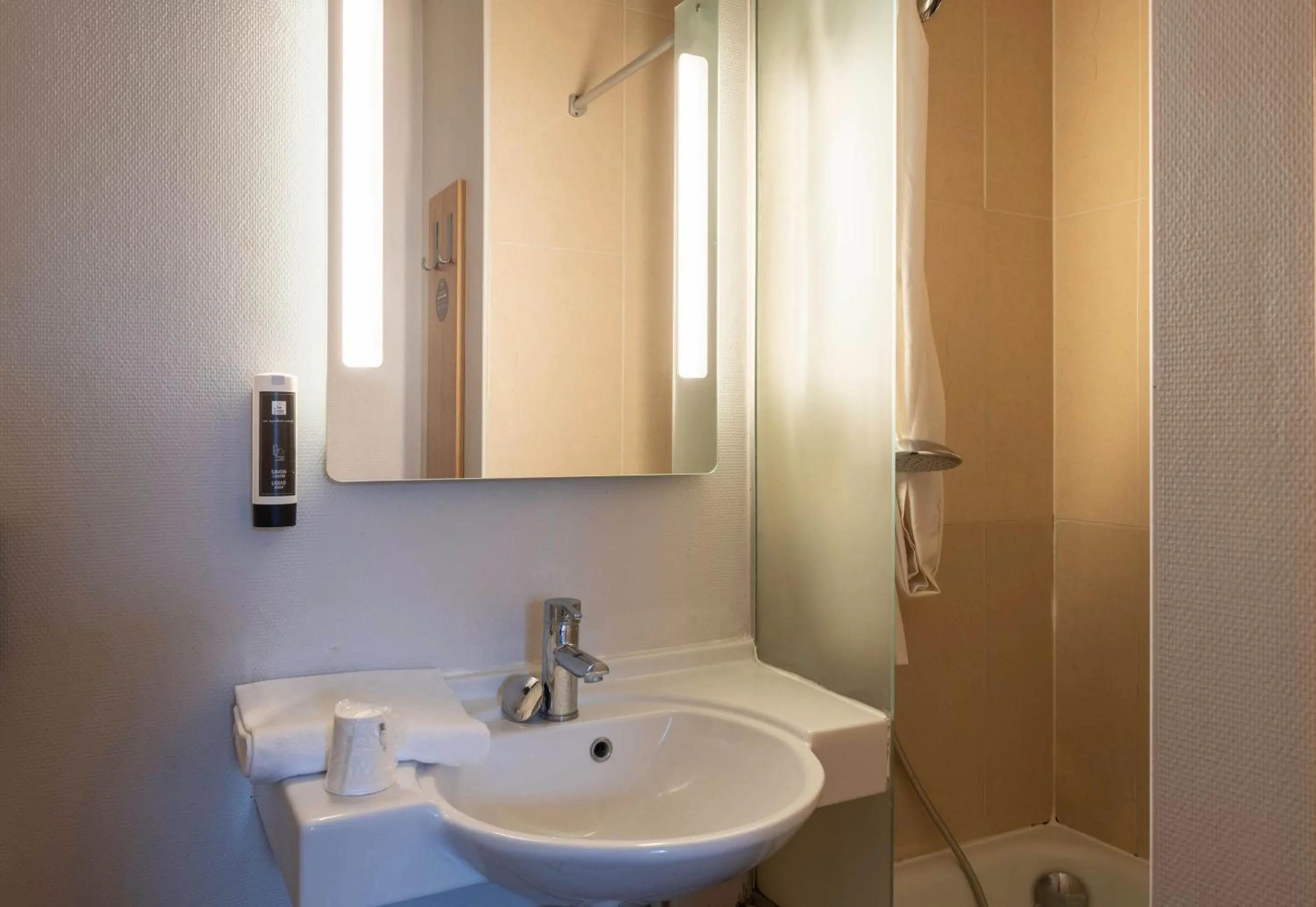 Bathroom in B&B HOTEL Amiens