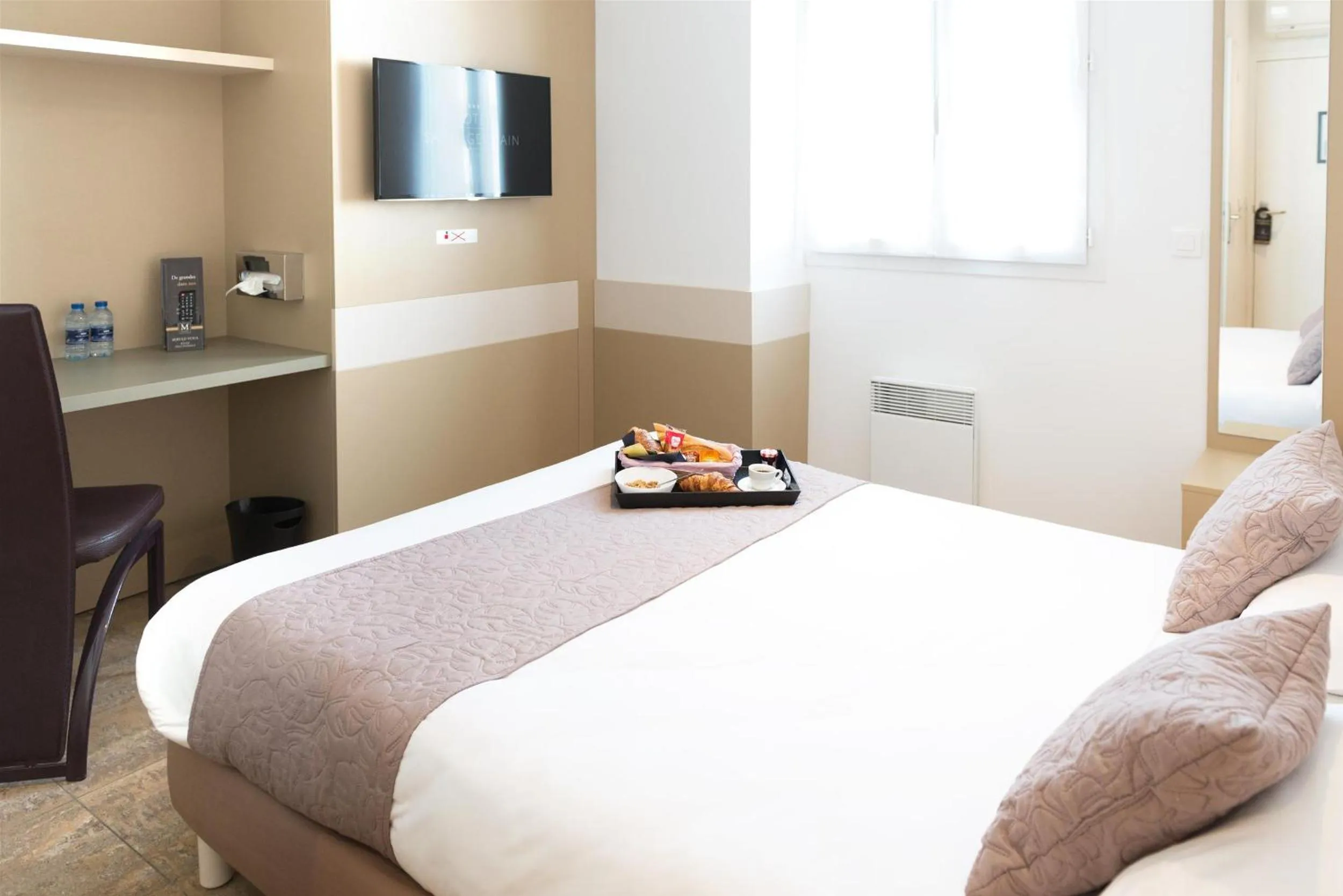 Photo of the whole room in Hôtel Le Saint Germain