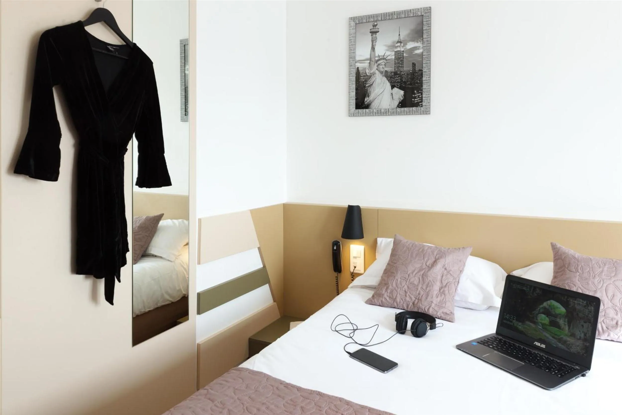 Photo of the whole room in Hôtel Le Saint Germain