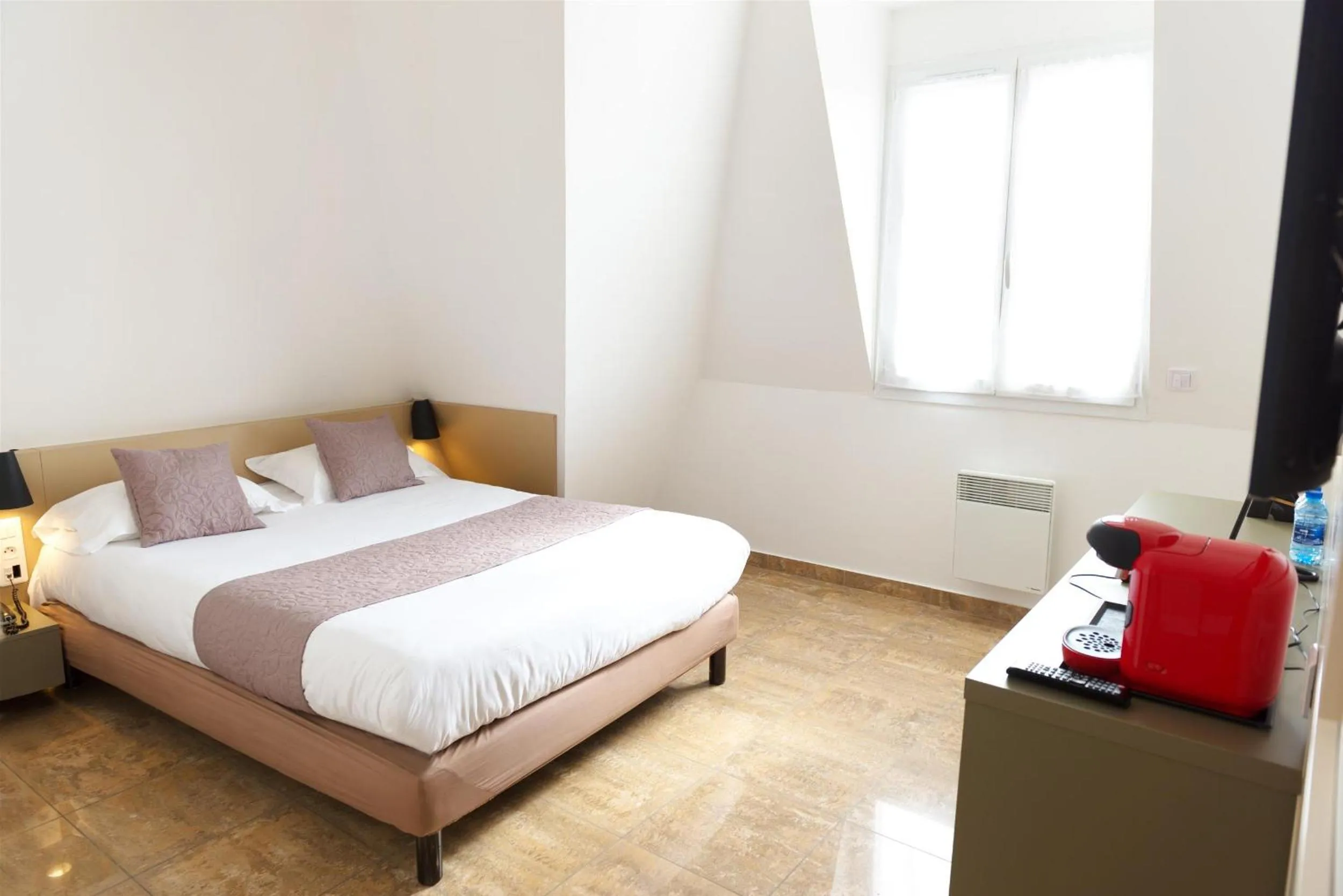 Photo of the whole room in Hôtel Le Saint Germain