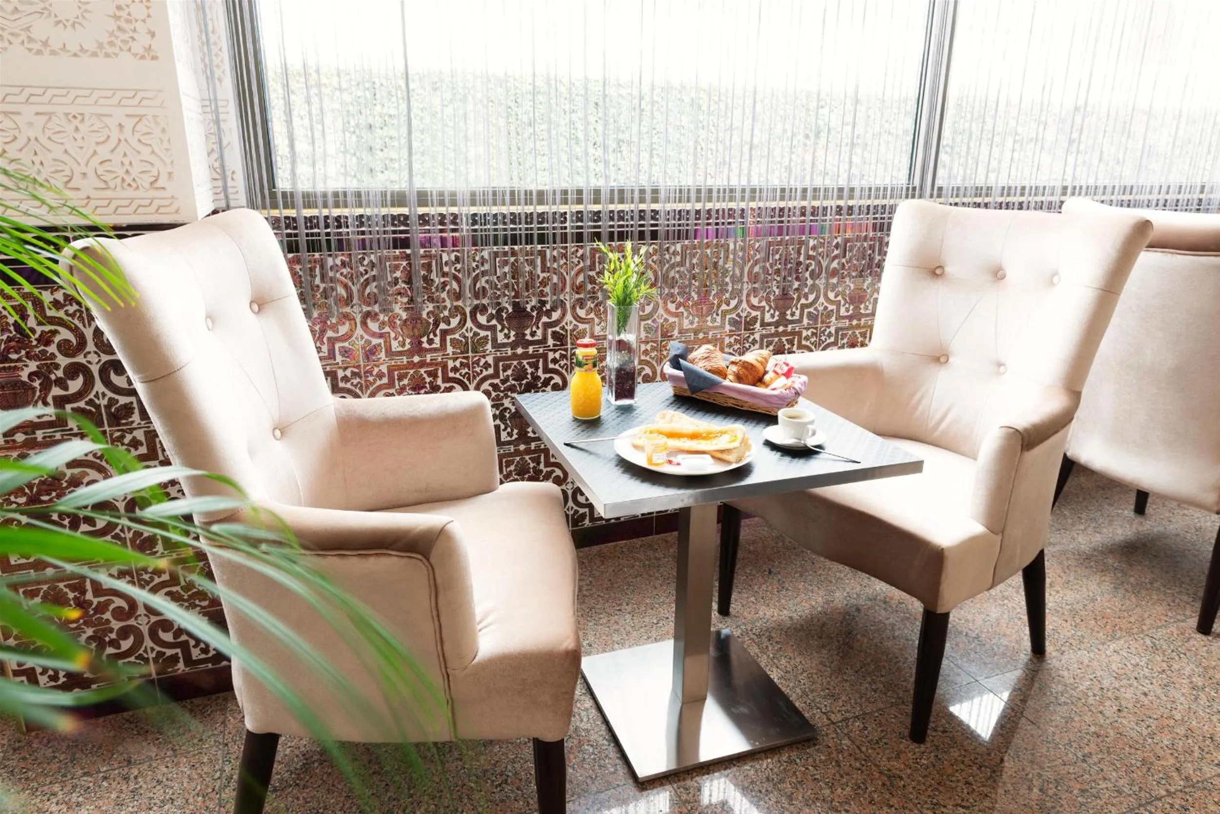 Communal lounge/ TV room in Hôtel Le Saint Germain