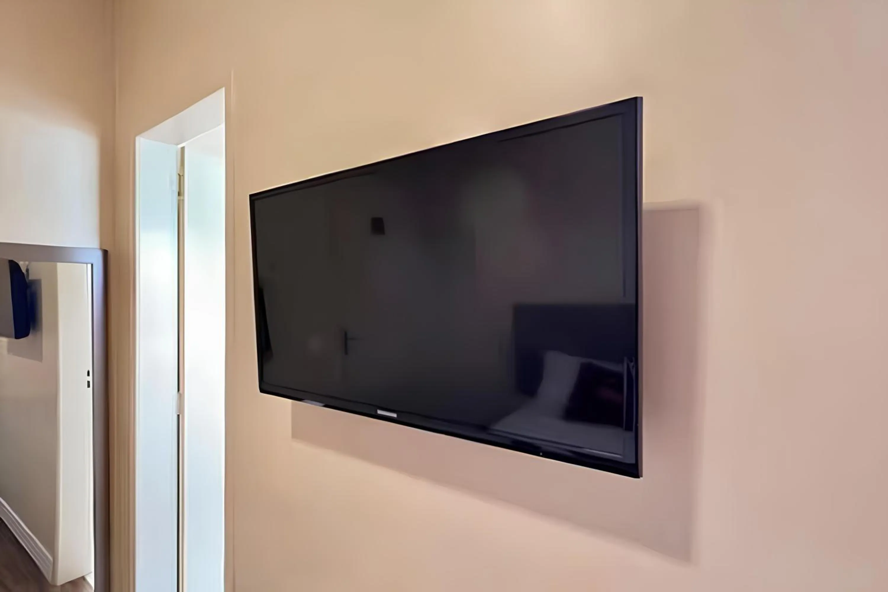 TV and multimedia in OYO Hotel Itarantim, São Paulo