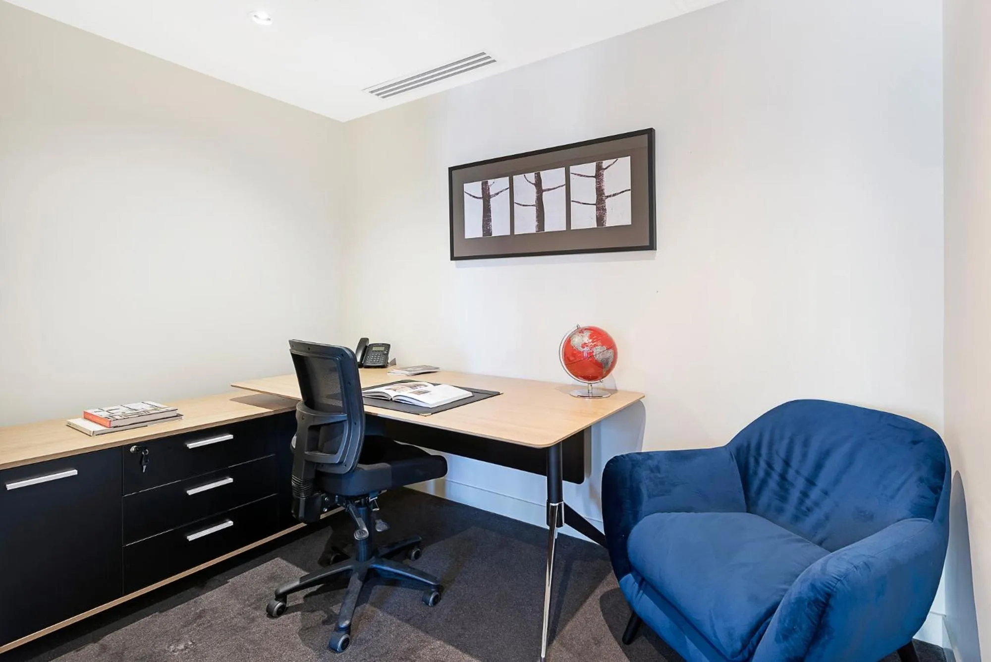 Seating area in Corporate Keys - Freshwater Place