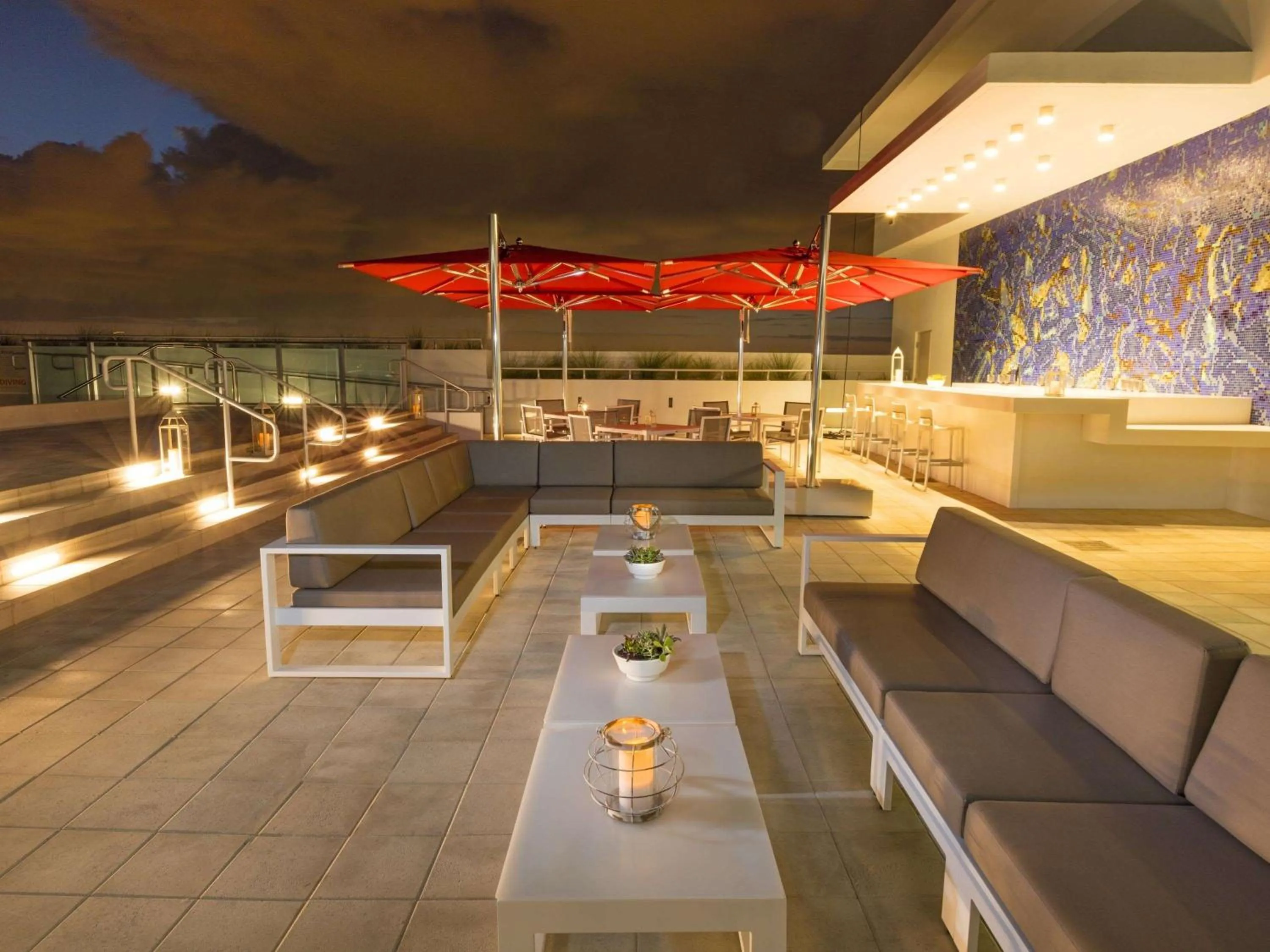 Lounge or bar in Novotel Miami Brickell