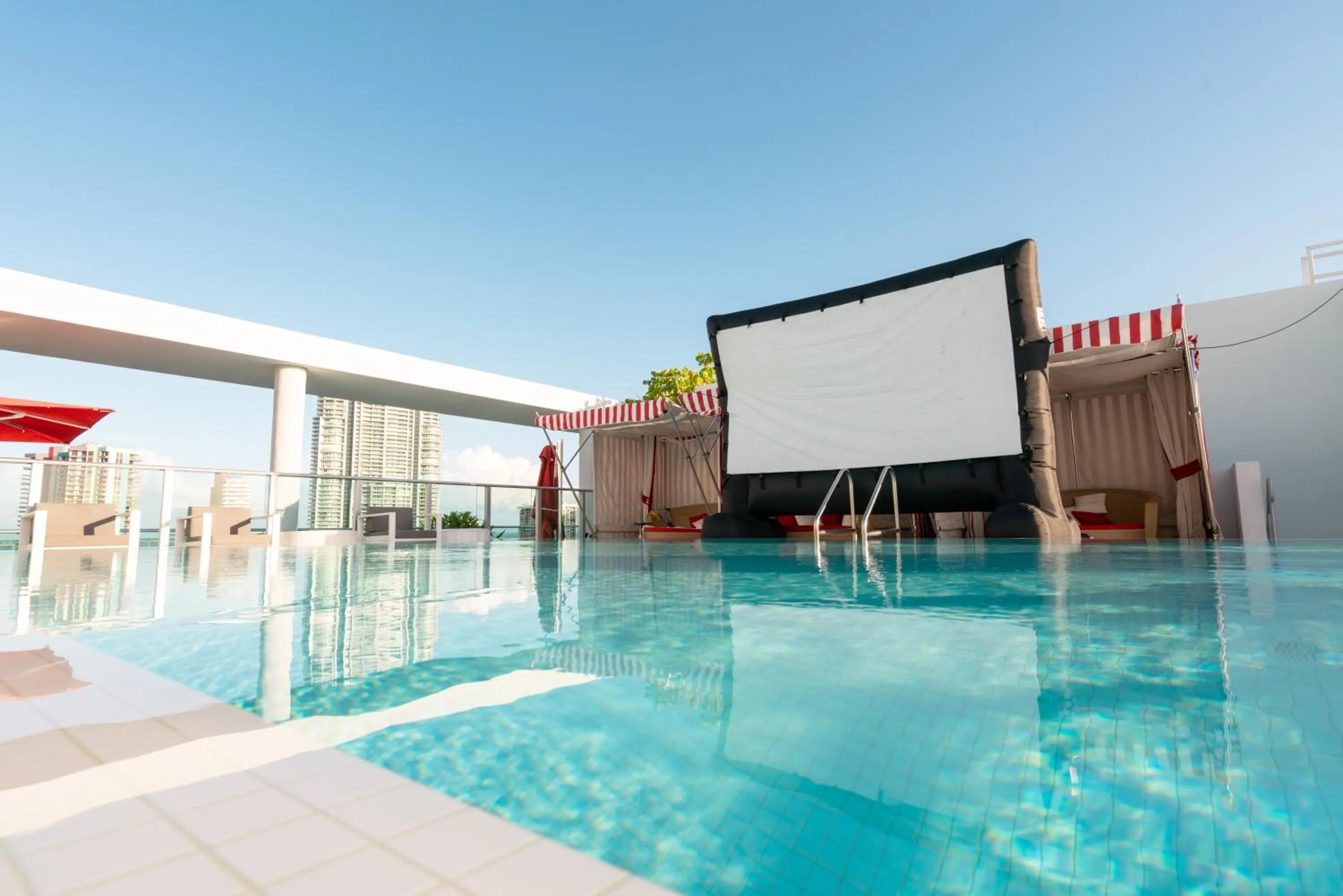 Swimming pool in Novotel Miami Brickell