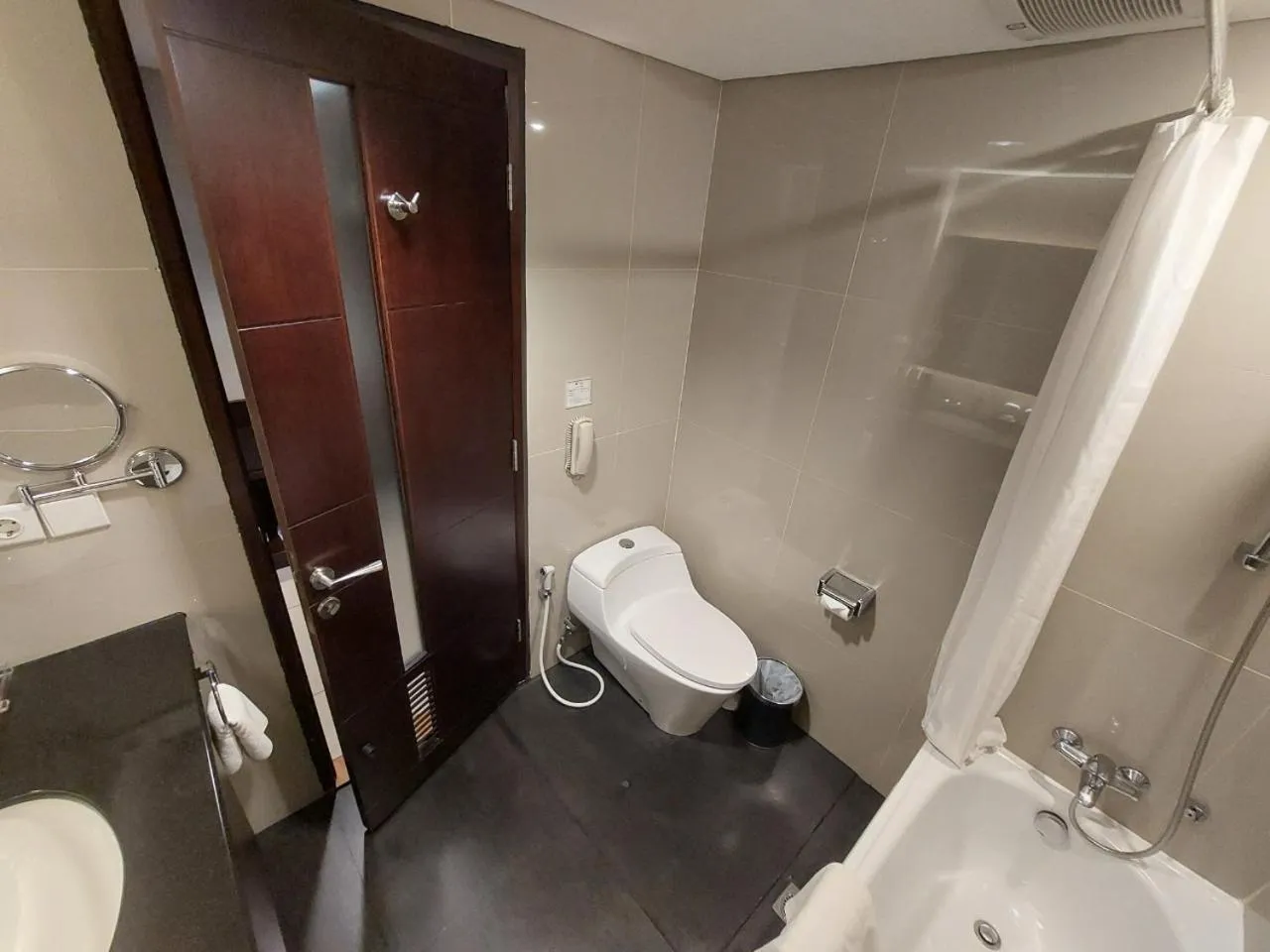 Toilet in Best Western Premier La Grande Bandung