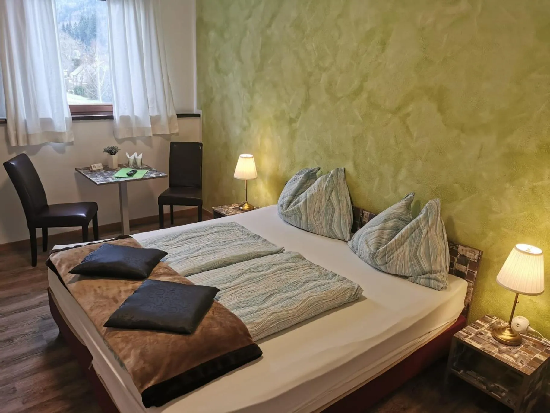 Photo of the whole room, Bed in Frühstückspension Gasthof Gesslbauer