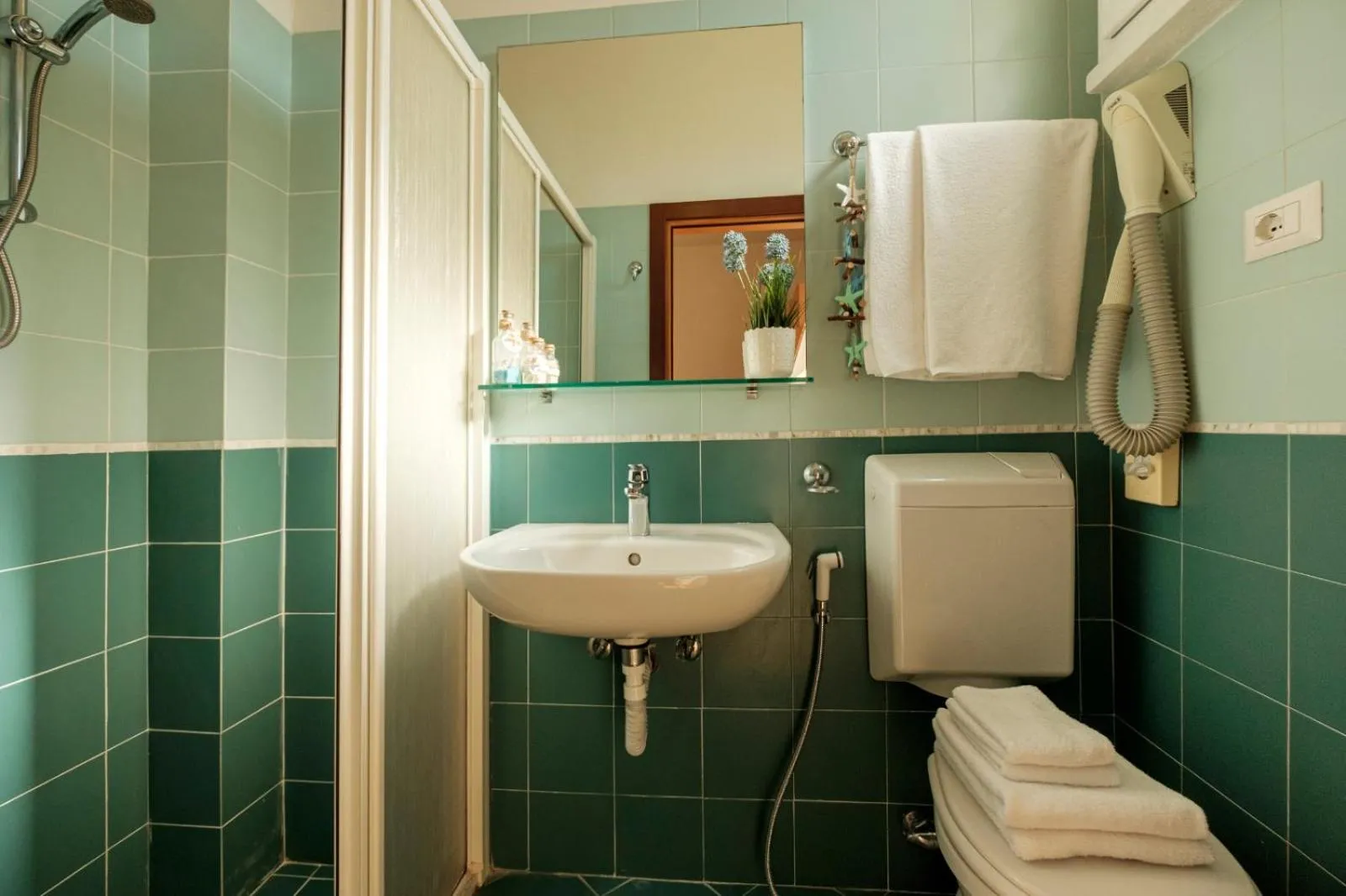 Shower in Hotel Oceanic