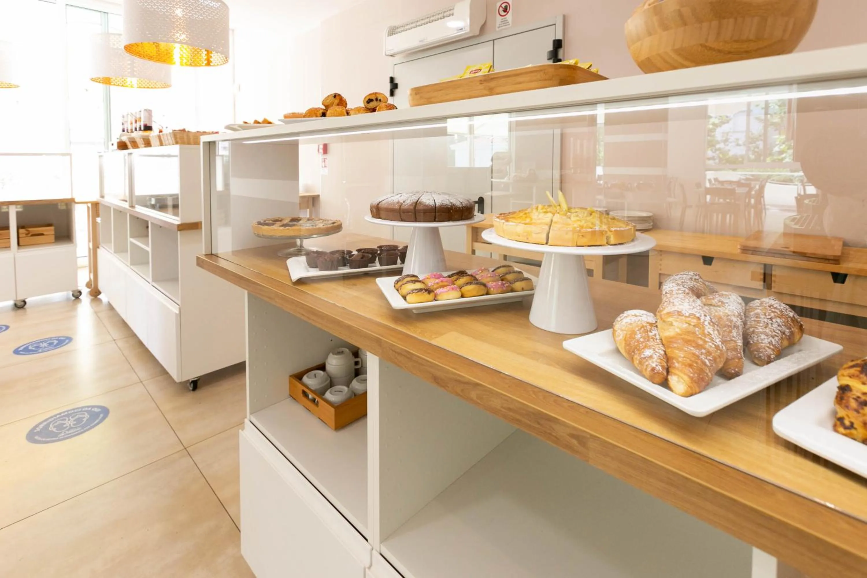 Restaurant/places to eat in Hotel Oceanic