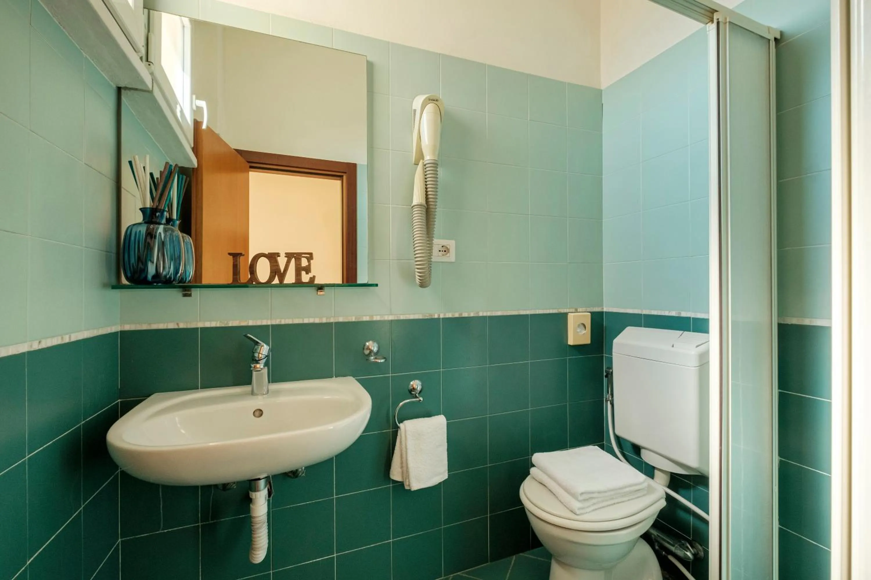 Shower in Hotel Oceanic