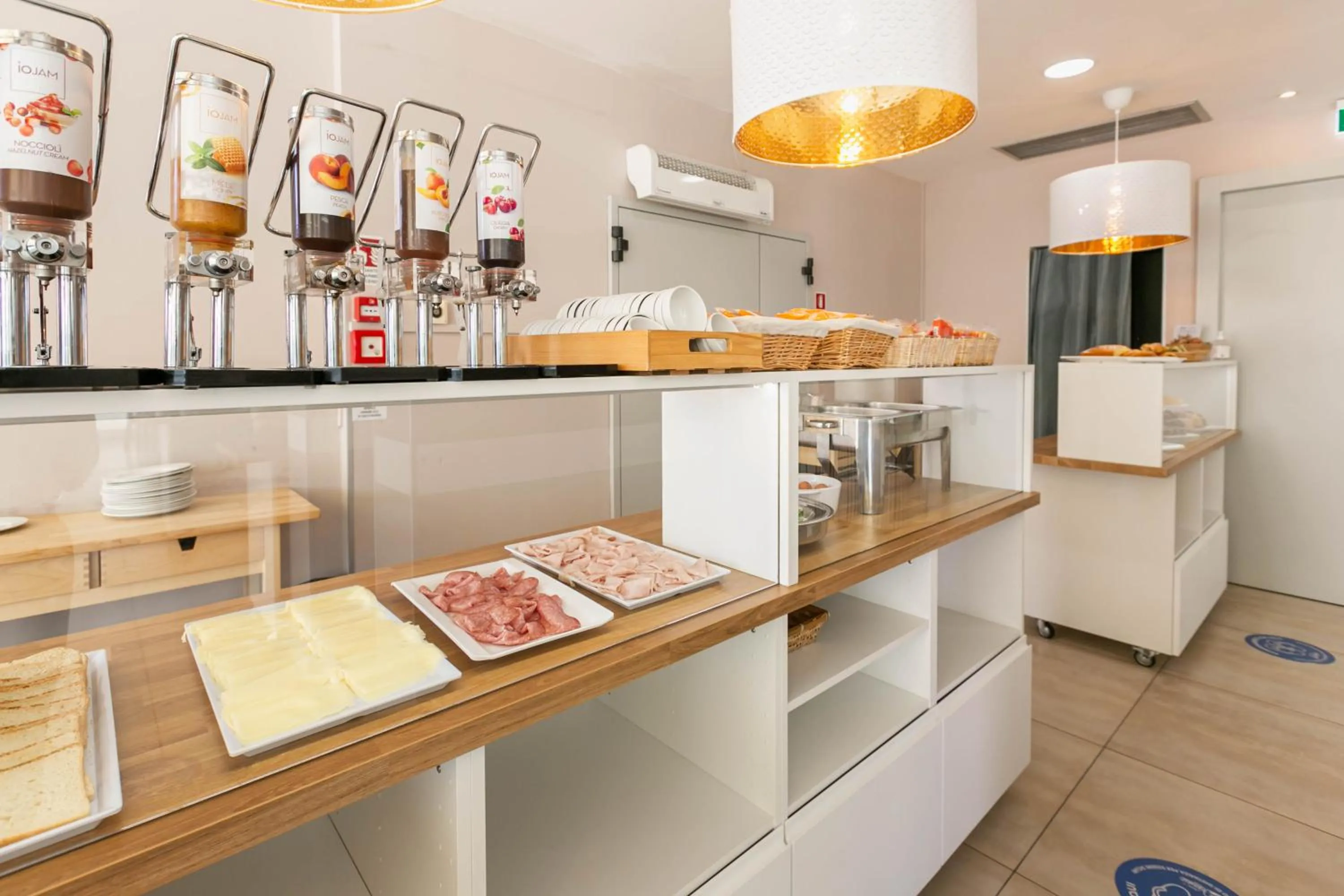 Restaurant/places to eat in Hotel Oceanic