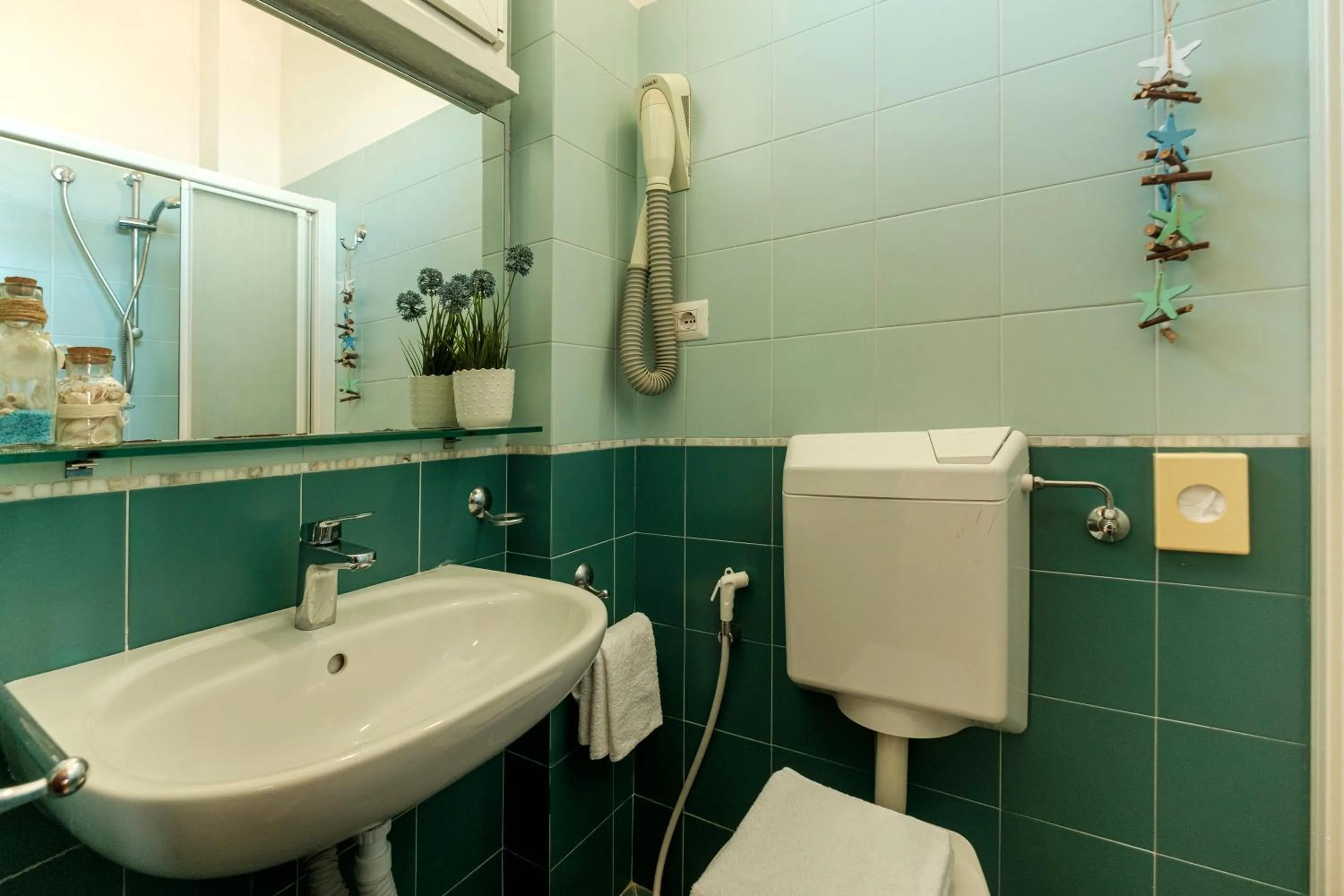 Shower in Hotel Oceanic