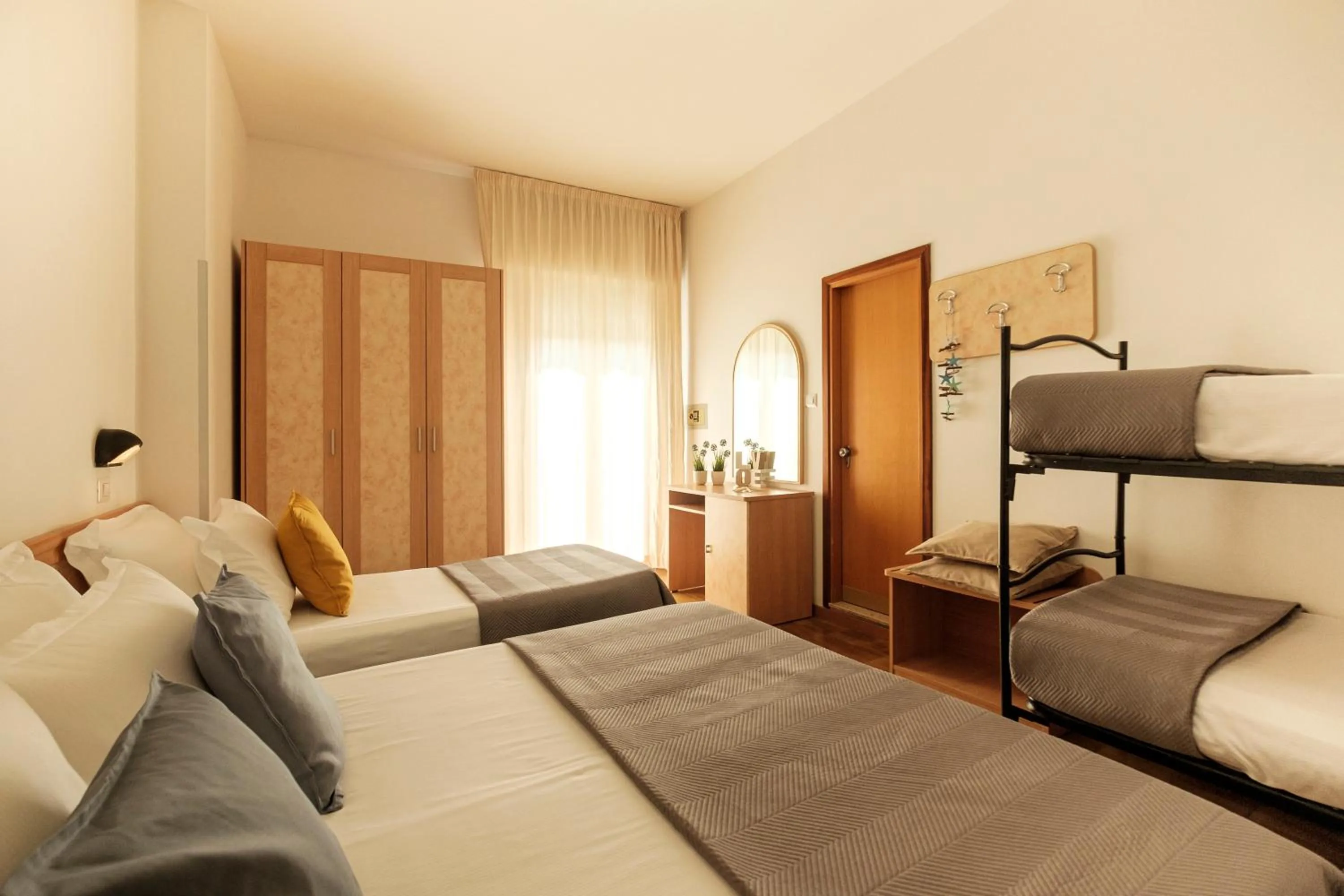 Photo of the whole room, Bed in Hotel Oceanic