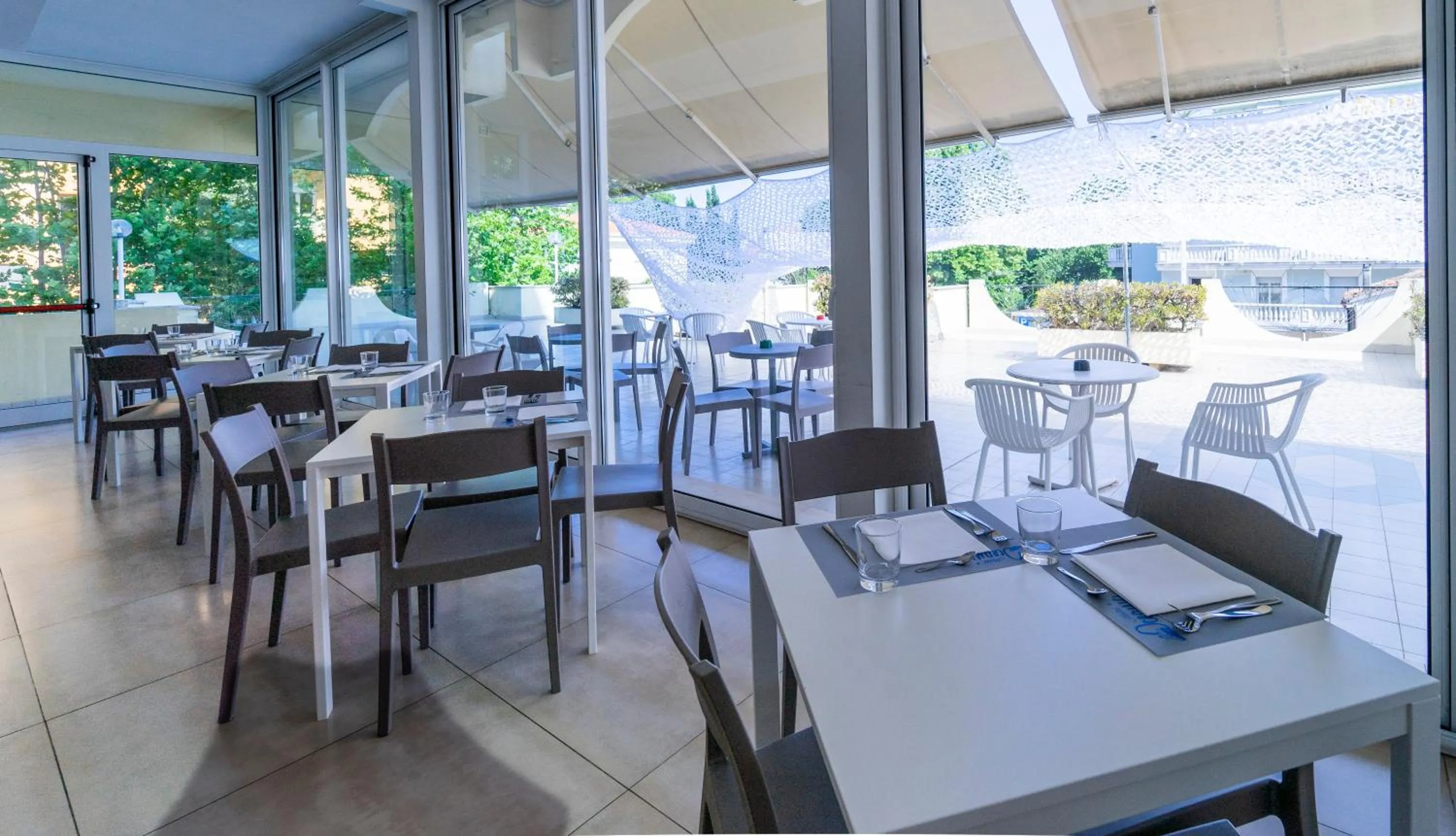 Restaurant/places to eat in Hotel Oceanic