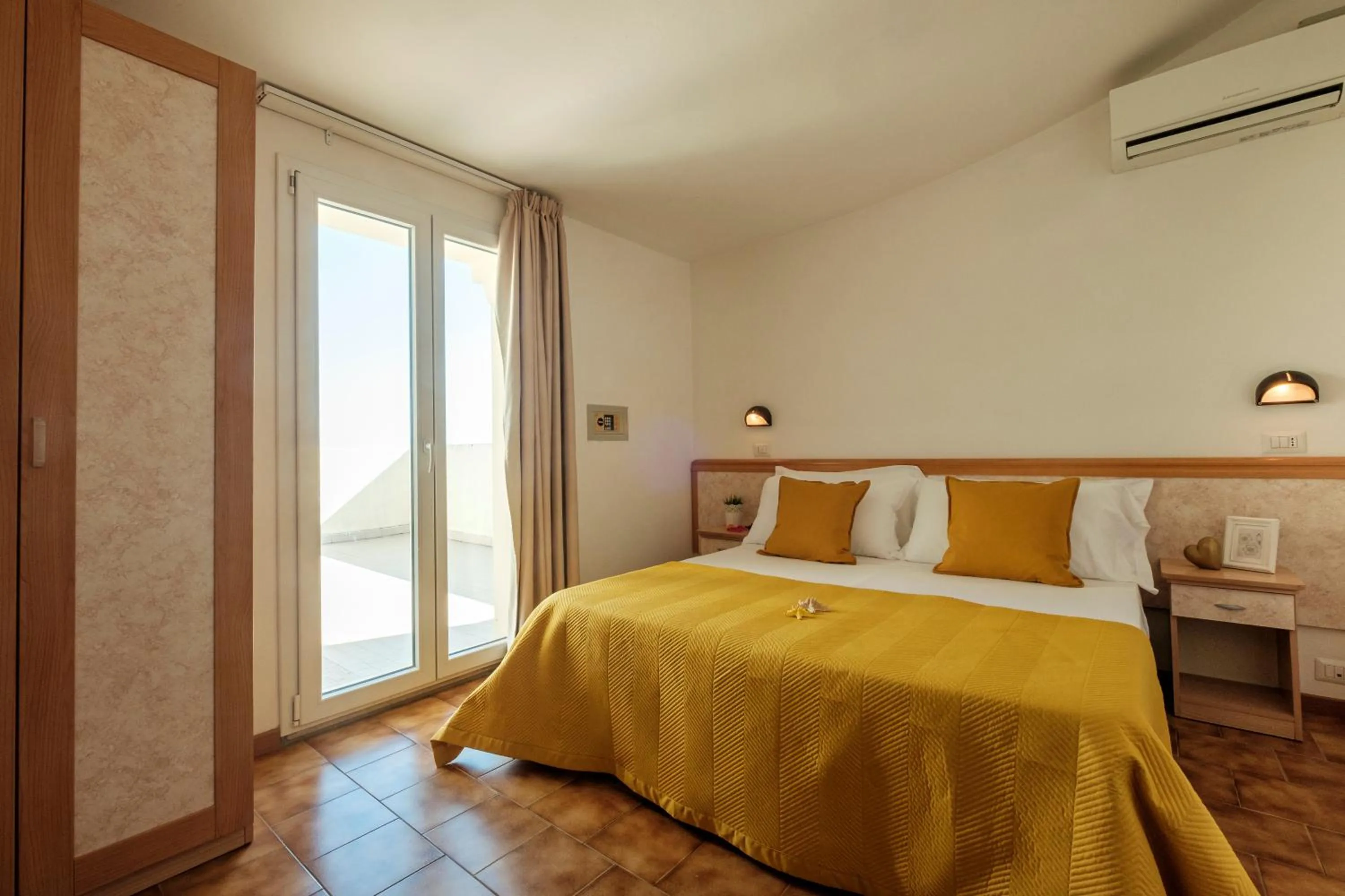 Guests, Bed in Hotel Oceanic