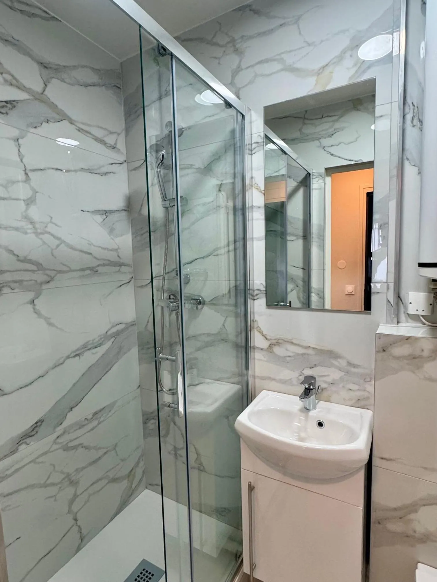 One-Bedroom Apartment in Villa Montmartre - Nouvellement Rénové