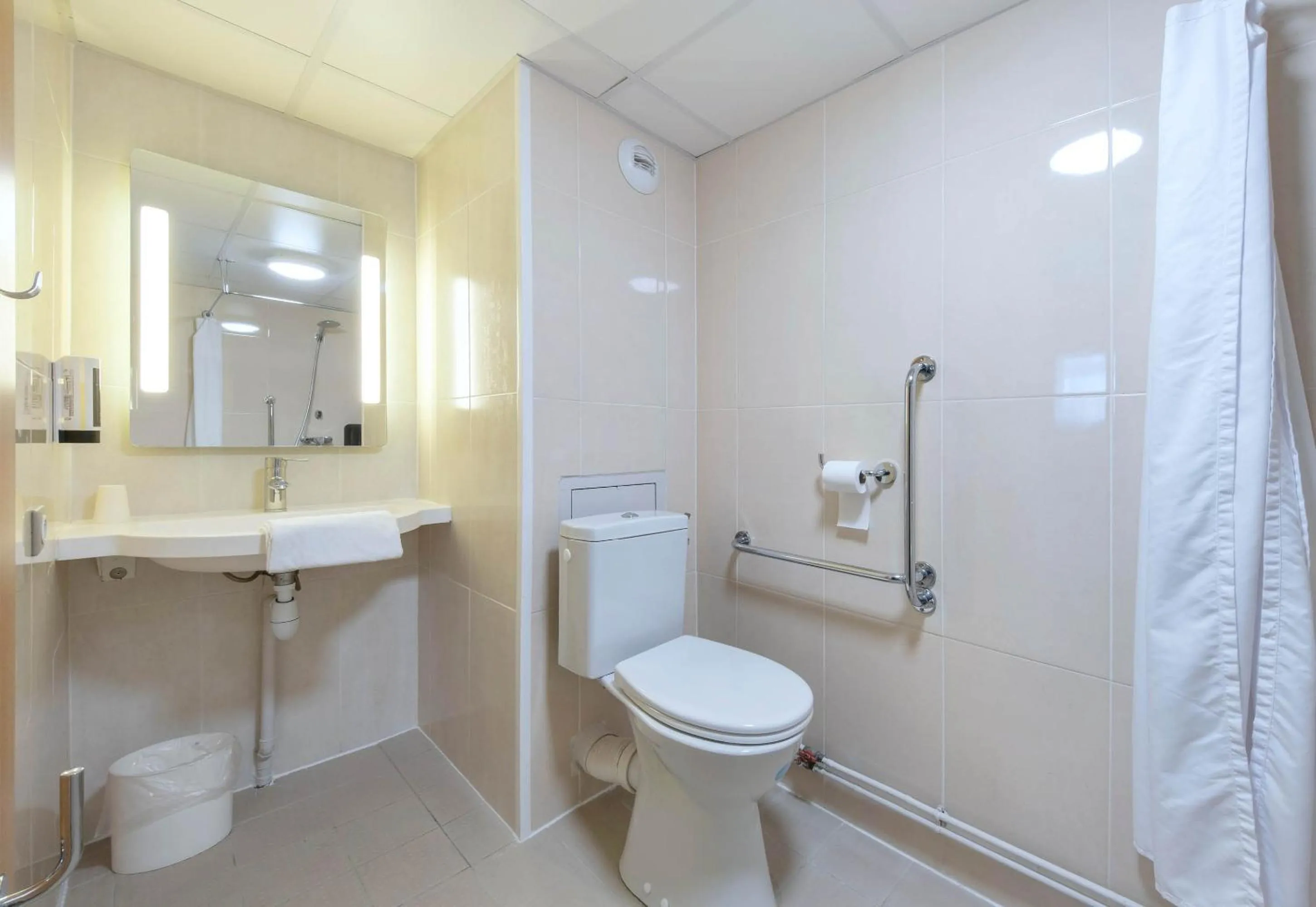 Bathroom in B&B HOTEL La Rochelle Angoulins