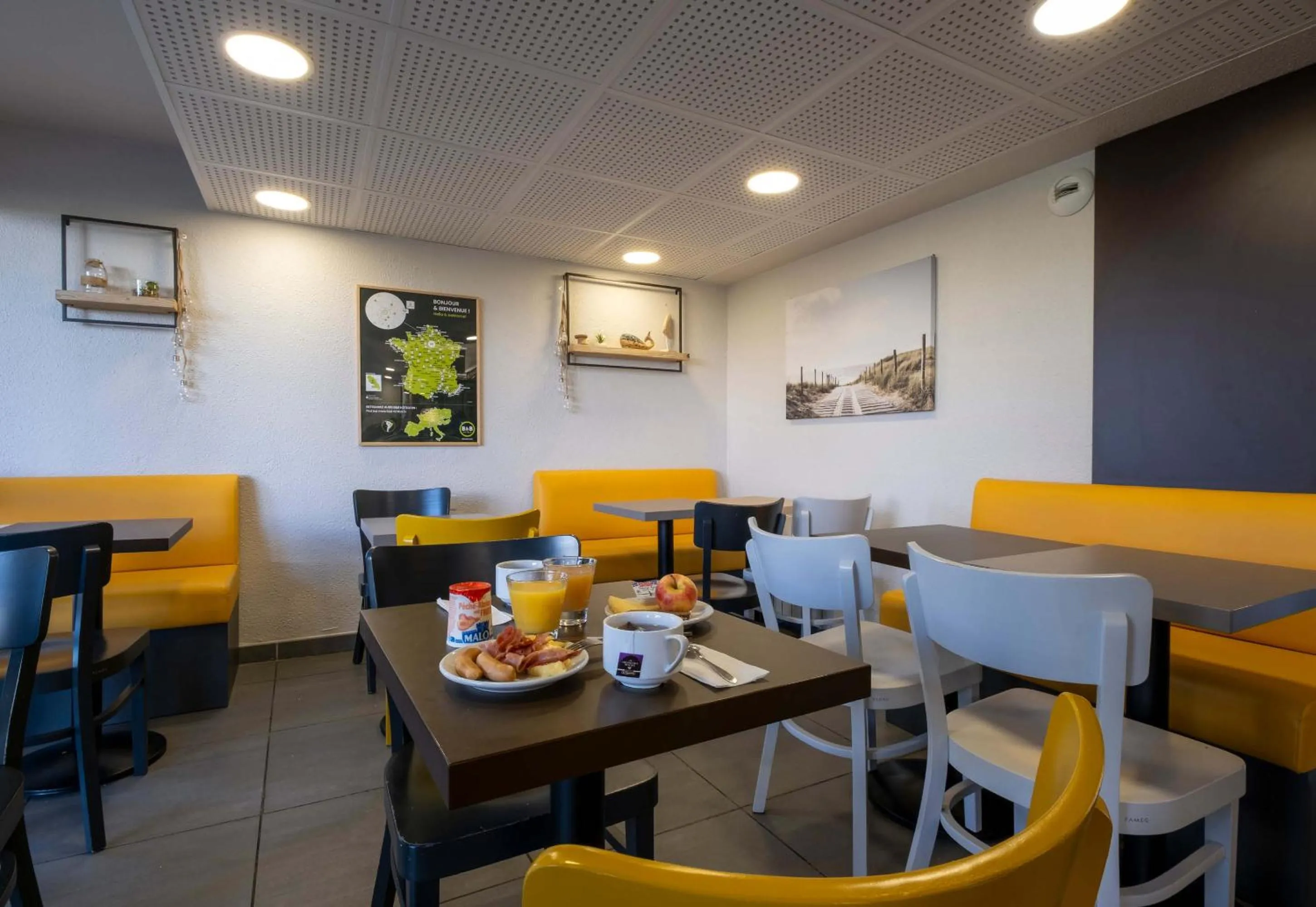 Dining area in B&B HOTEL La Rochelle Angoulins