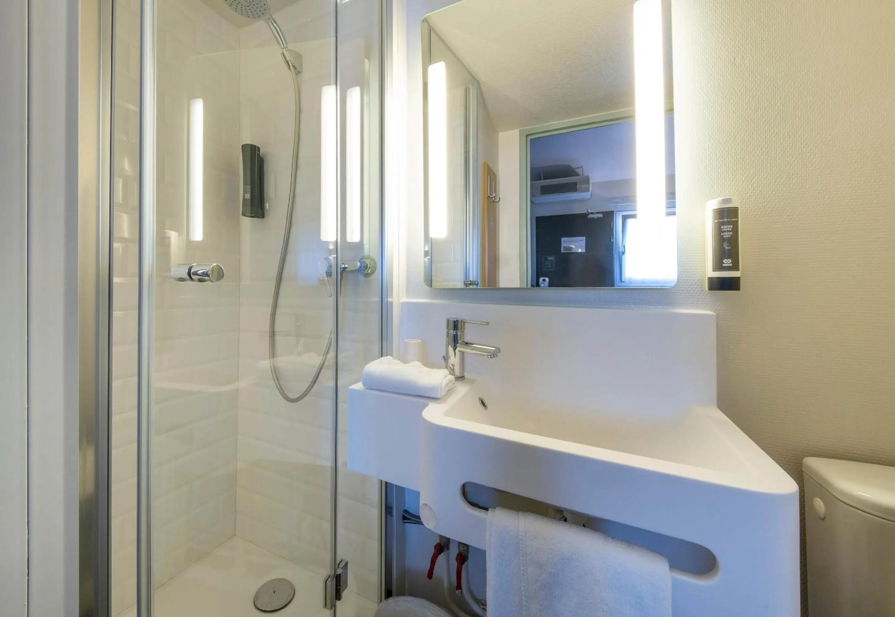 Bathroom in B&B HOTEL La Rochelle Angoulins