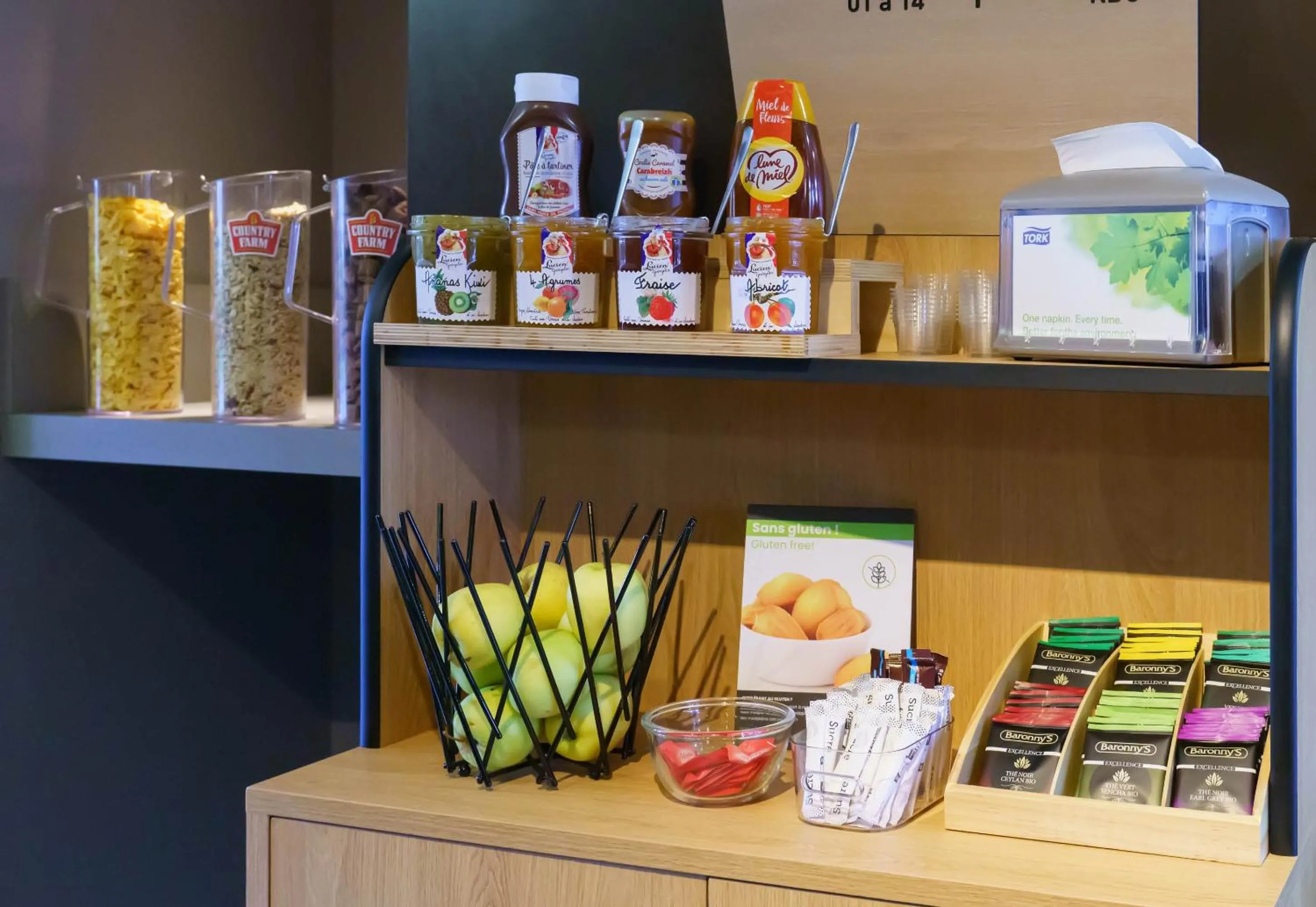 Breakfast in B&B HOTEL Creil Chantilly