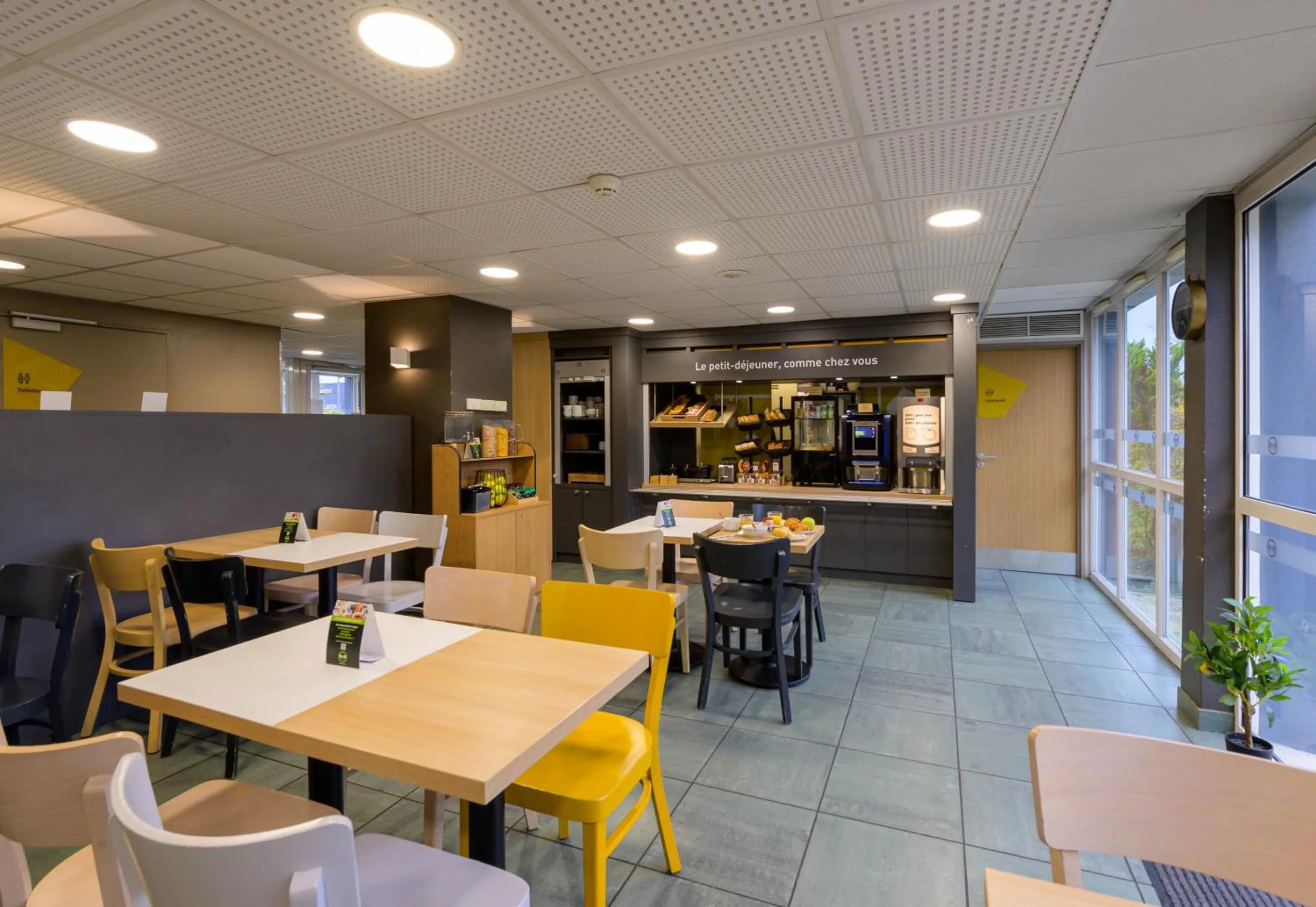 Restaurant/places to eat in B&B HOTEL Creil Chantilly