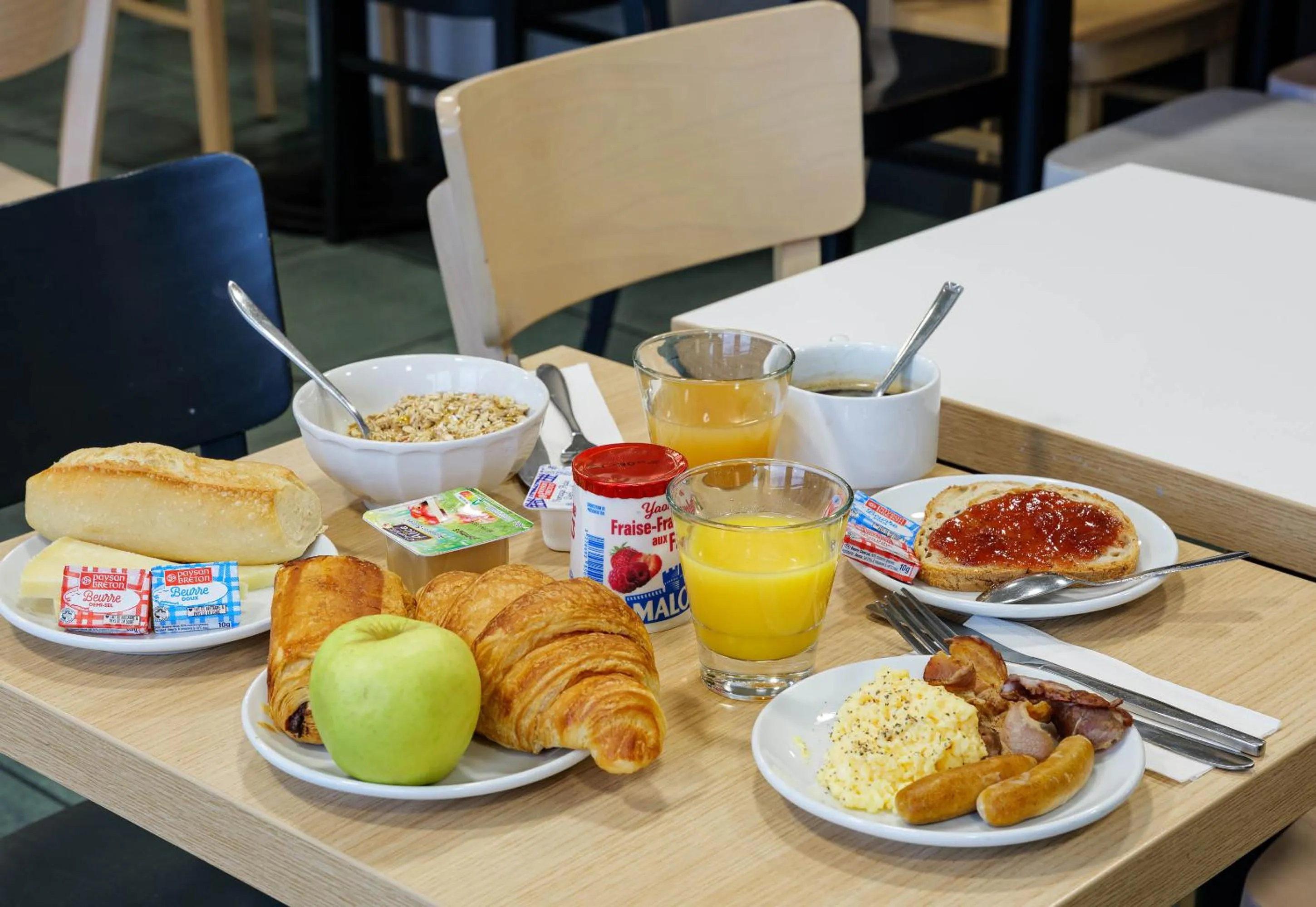 Breakfast in B&B HOTEL Creil Chantilly