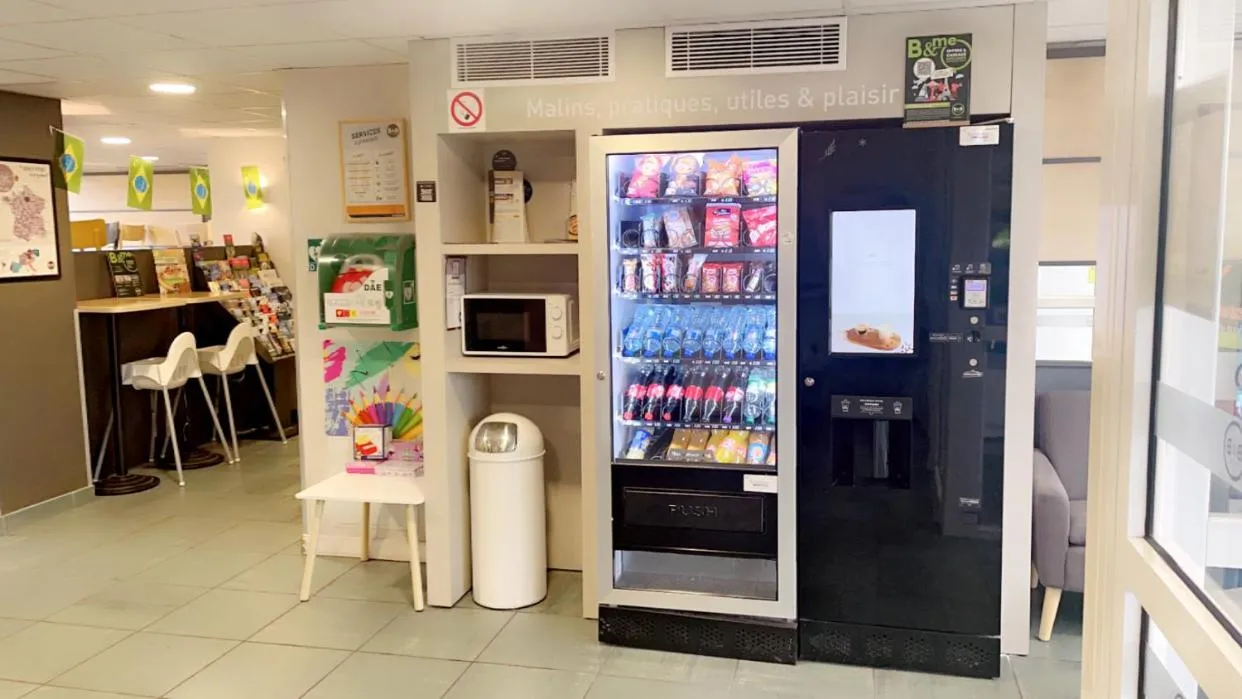 vending machine in B&B HOTEL Creil Chantilly