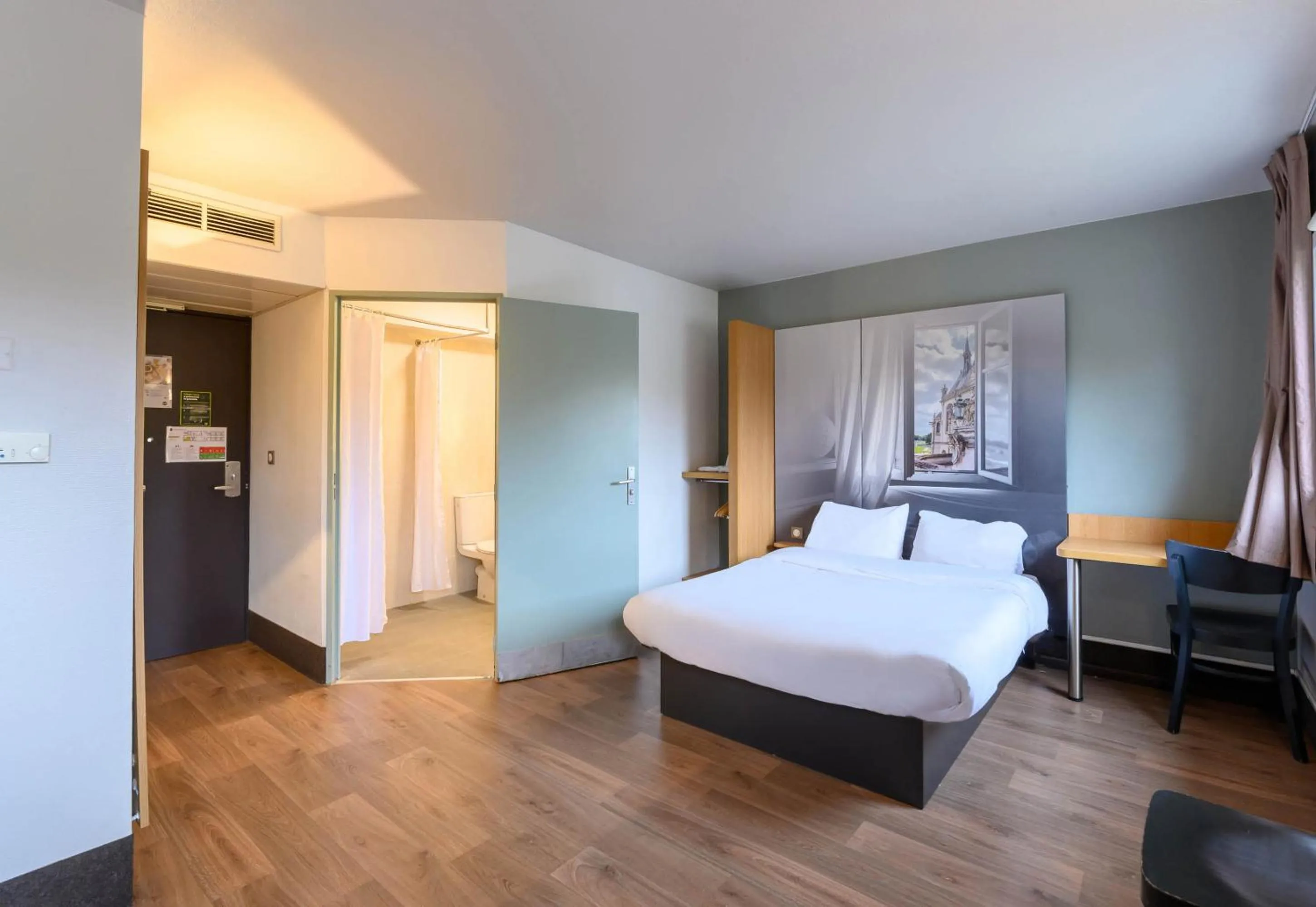 Bedroom, Bed in B&B HOTEL Creil Chantilly