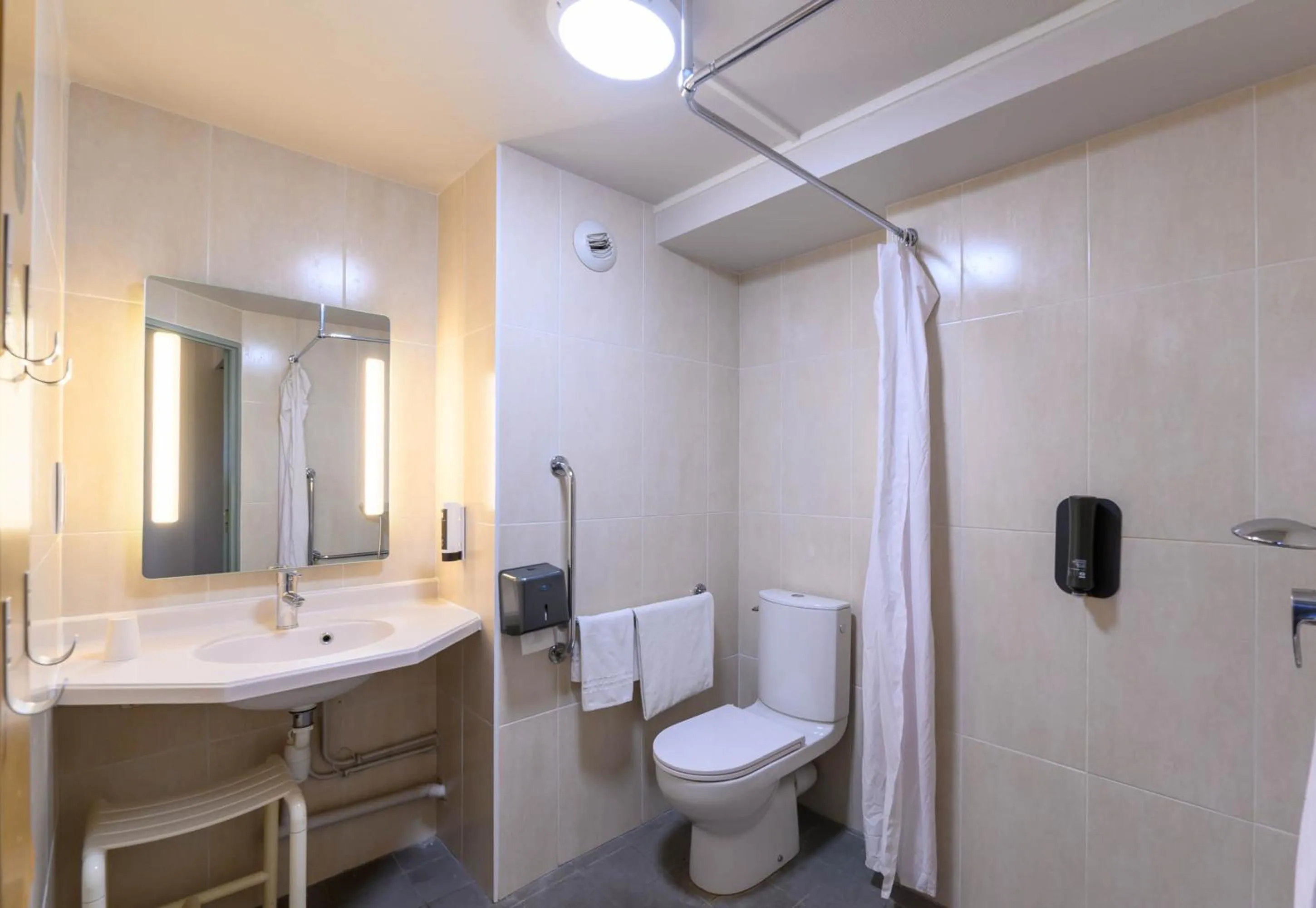 Bathroom in B&B HOTEL Creil Chantilly