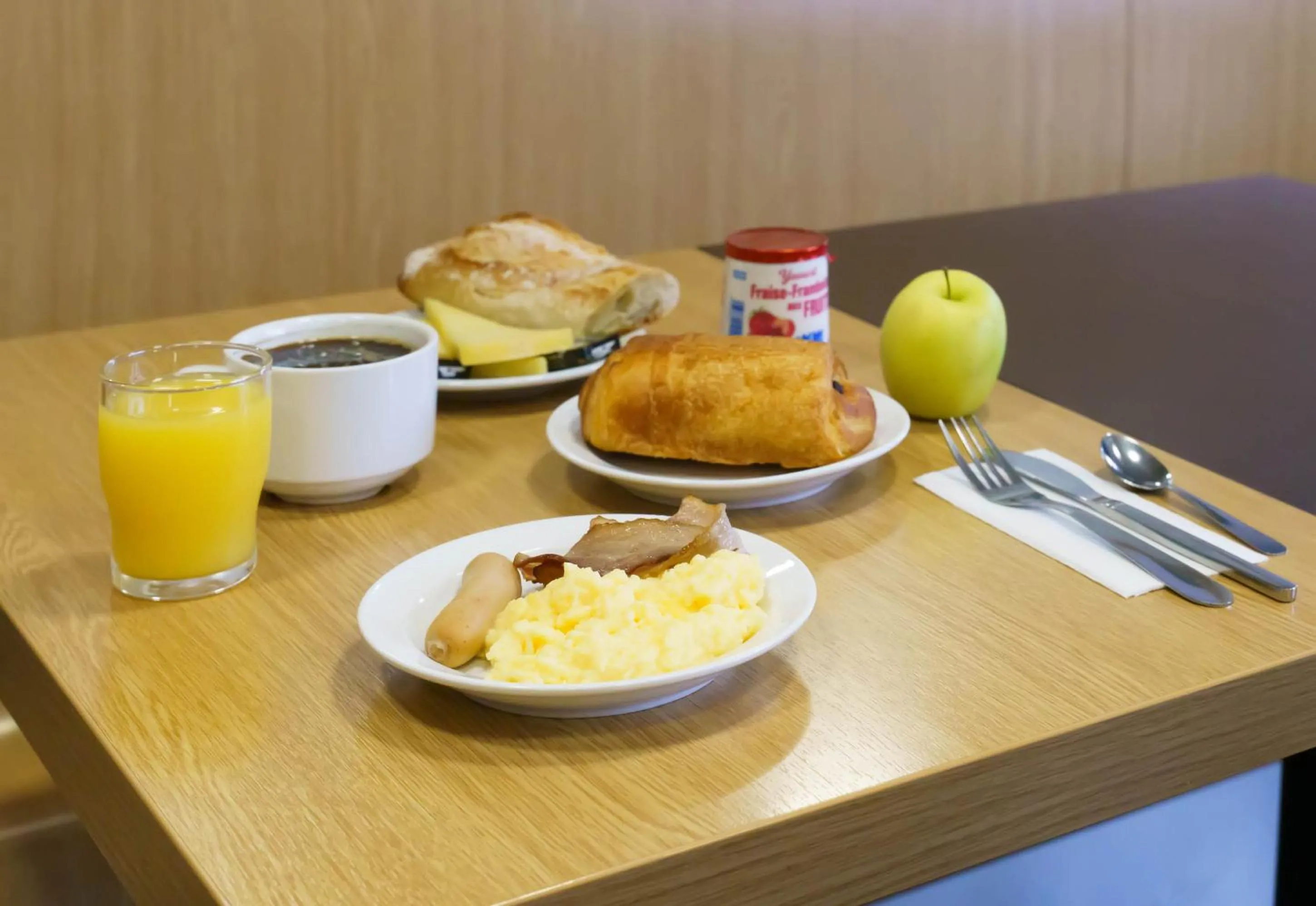 Breakfast in B&B HOTEL Creil Chantilly