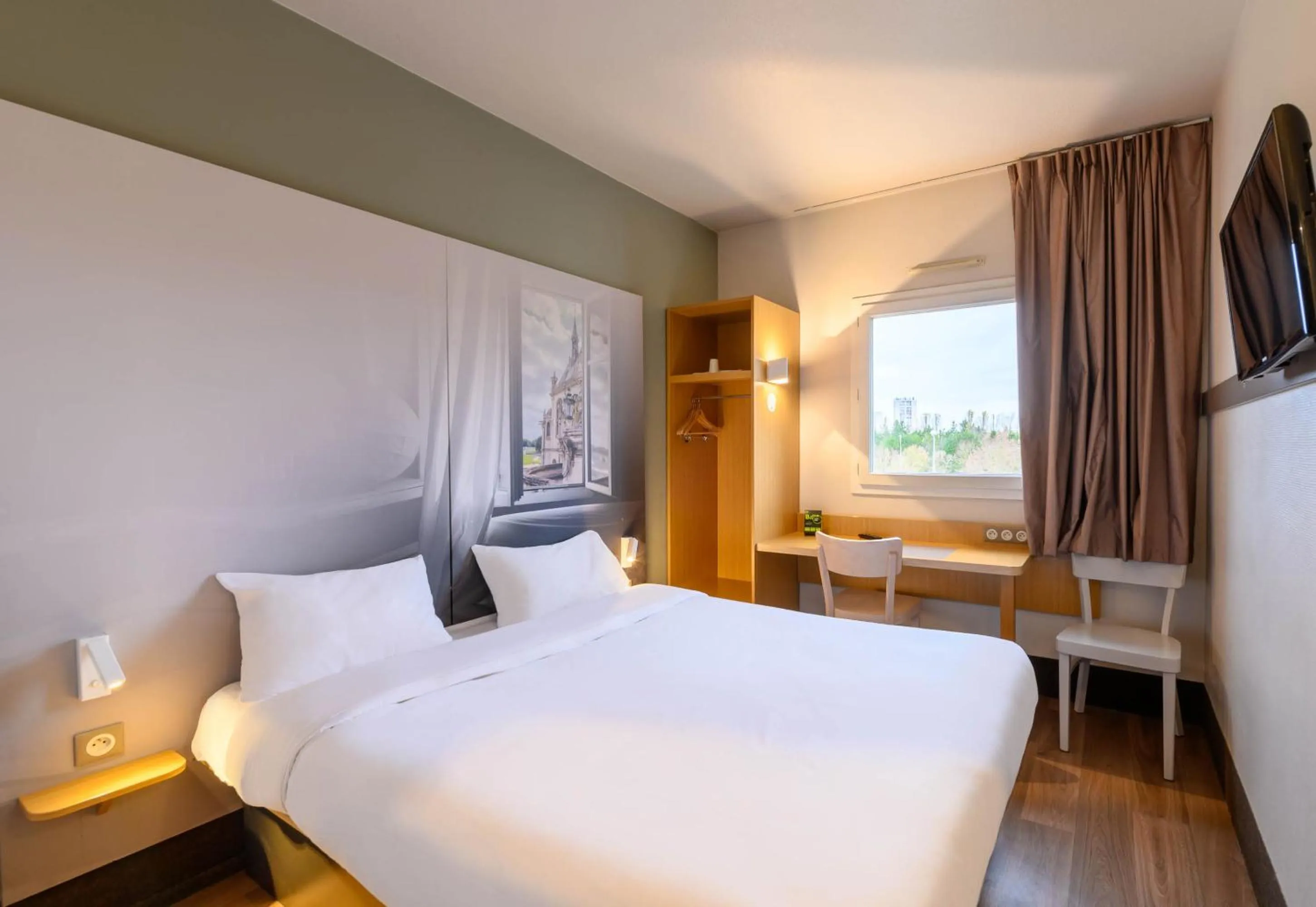 Bedroom, Bed in B&B HOTEL Creil Chantilly