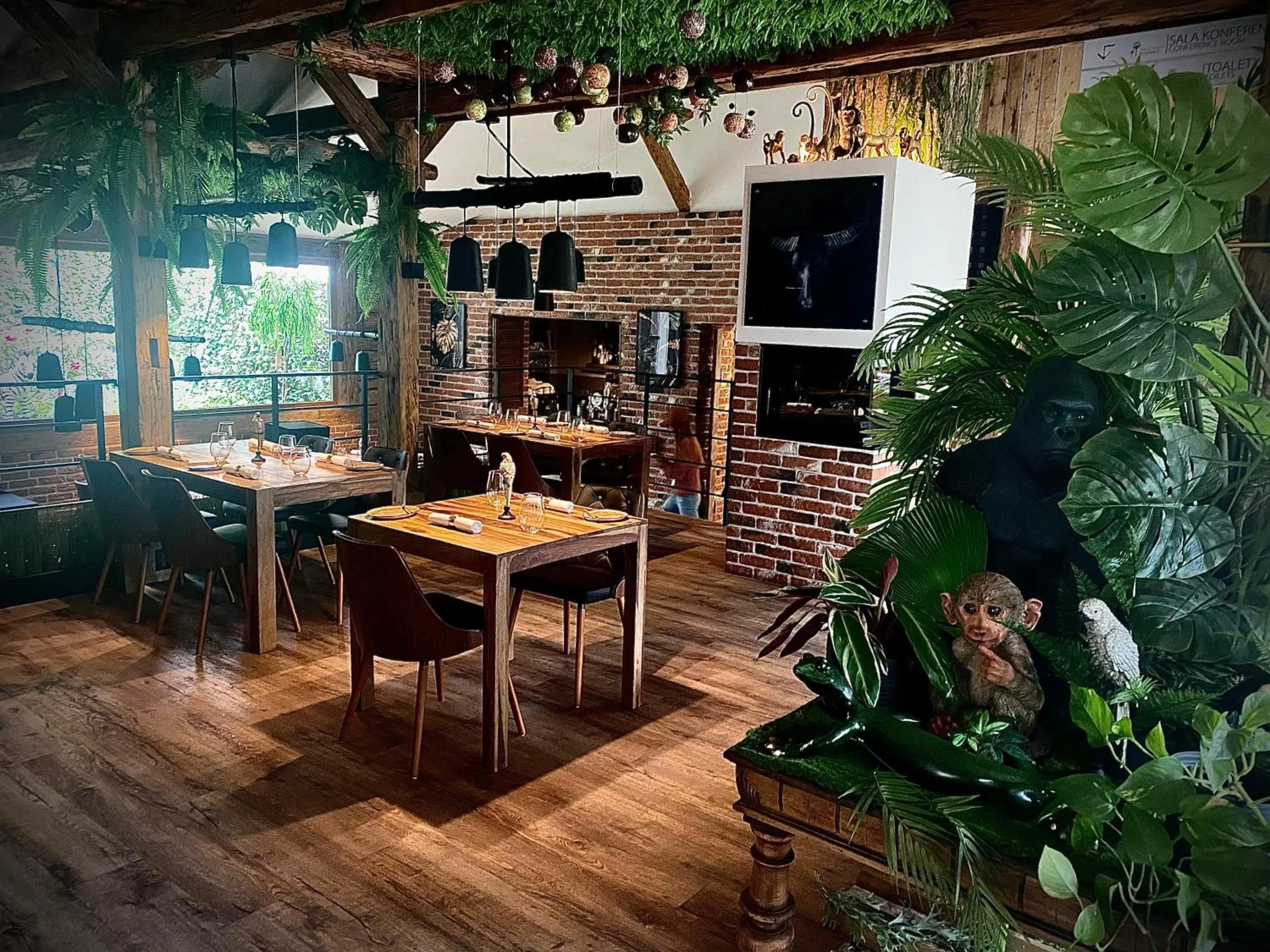 Restaurant/places to eat in Art & Garden Residence