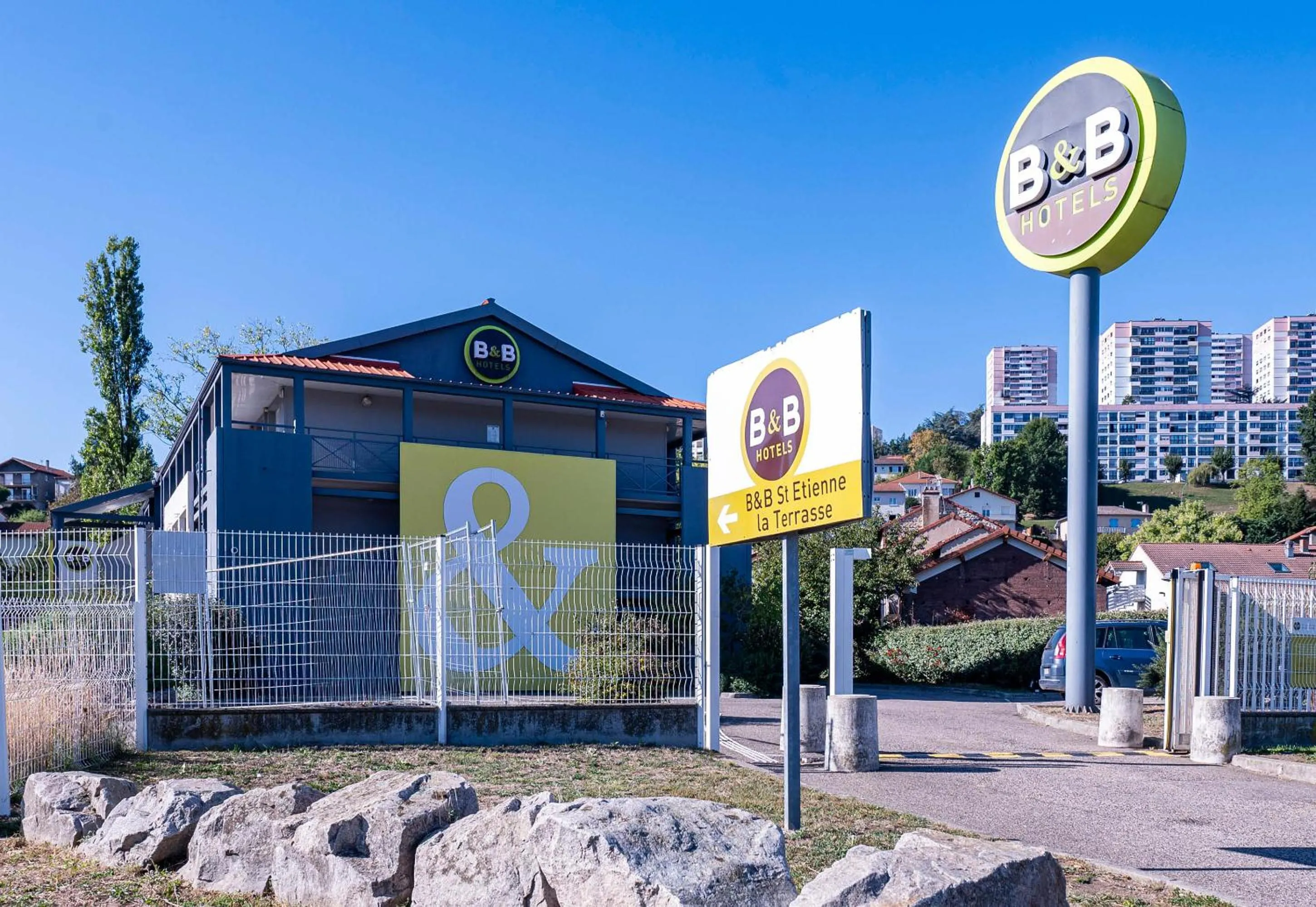 Facade/entrance in B&B HOTEL Saint-Etienne La Terrasse