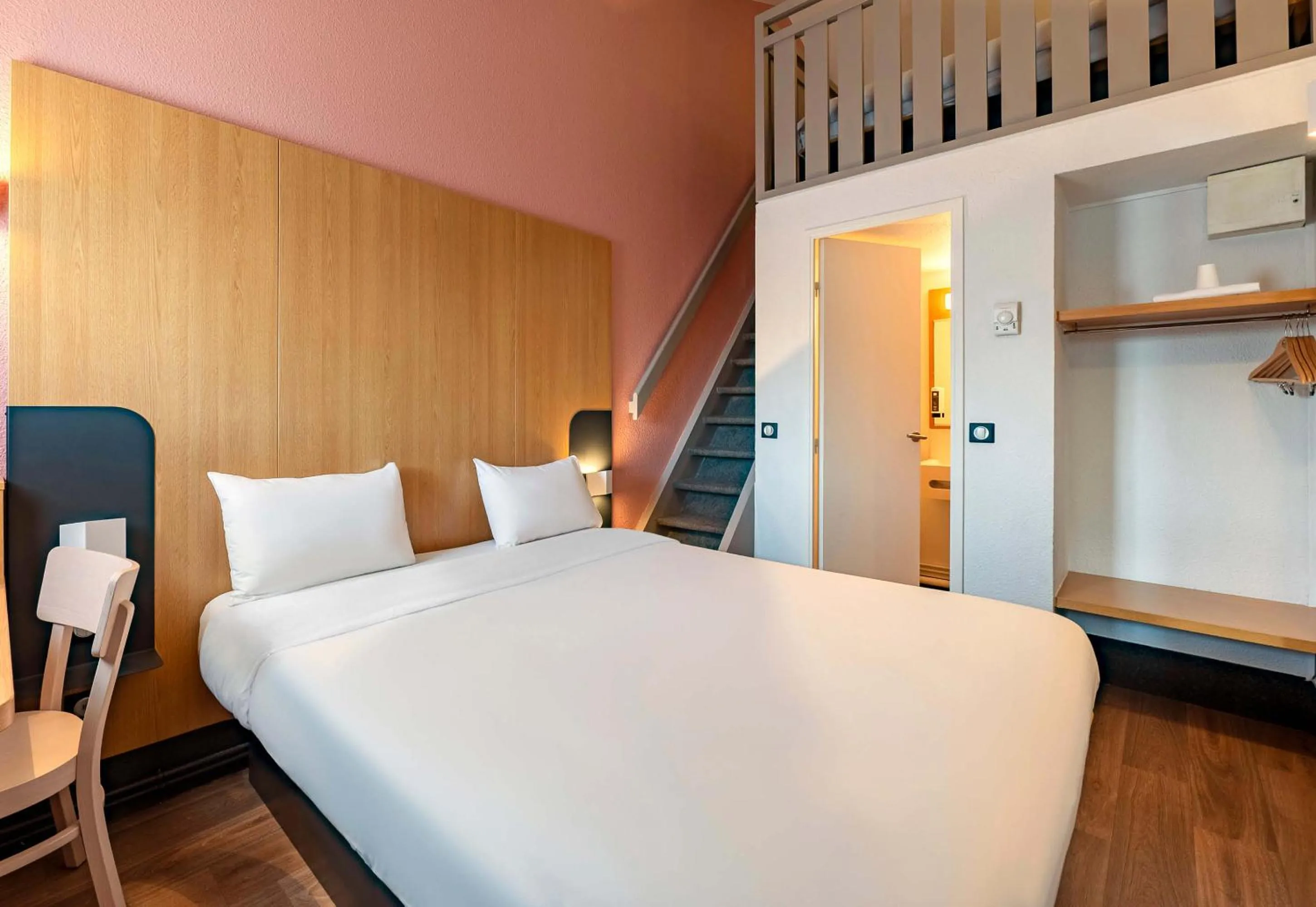 Photo of the whole room, Bed in B&B HOTEL Saint-Etienne La Terrasse