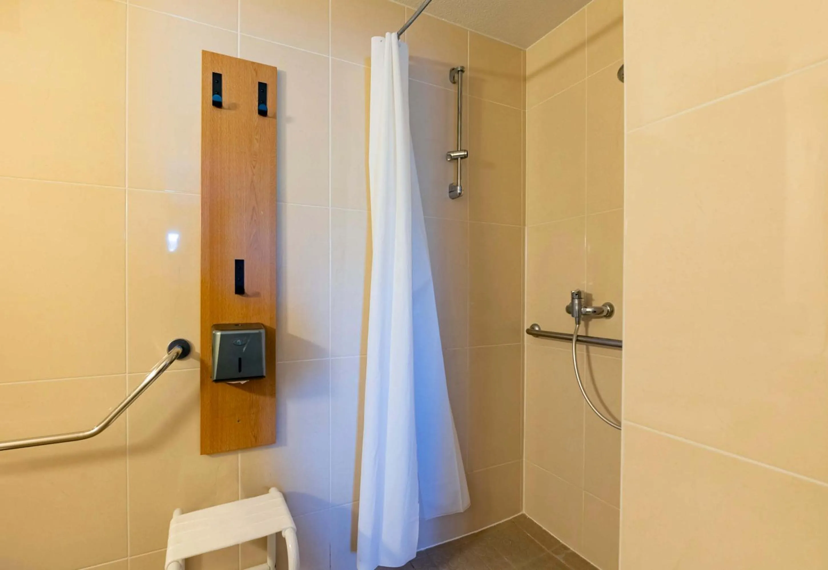 Bathroom in B&B HOTEL Saint-Etienne La Terrasse