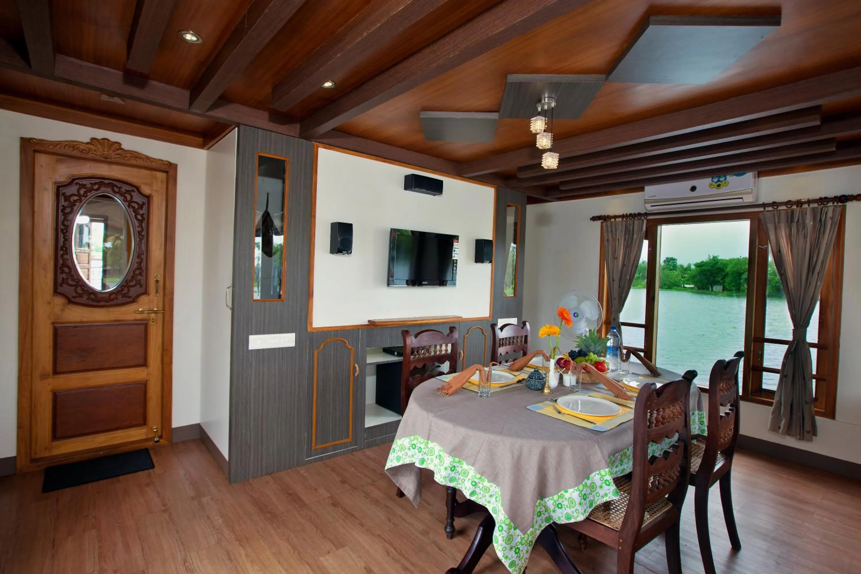Dining area in Abad Premium House Boat