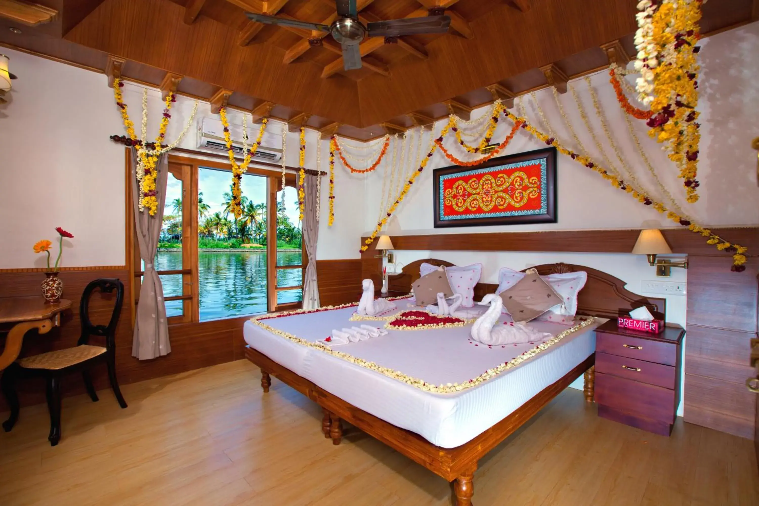 Superior Double or Twin Room with Sea View in Abad Premium House Boat Superior Double or Twin Room with Sea View in Abad Premium House Boat