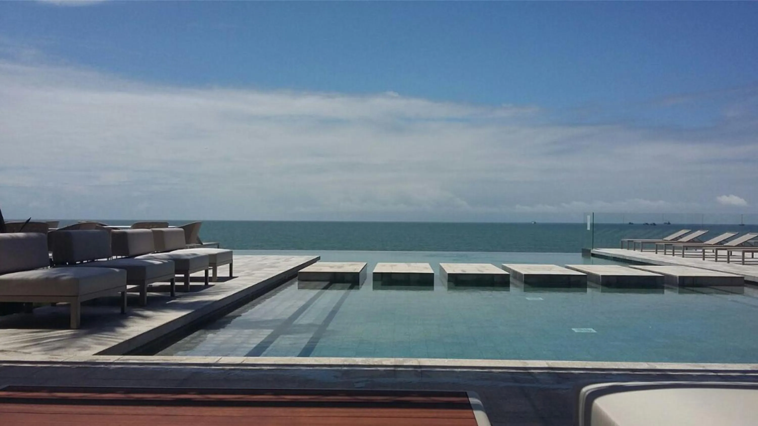 Swimming pool in Noom Hotel Conakry