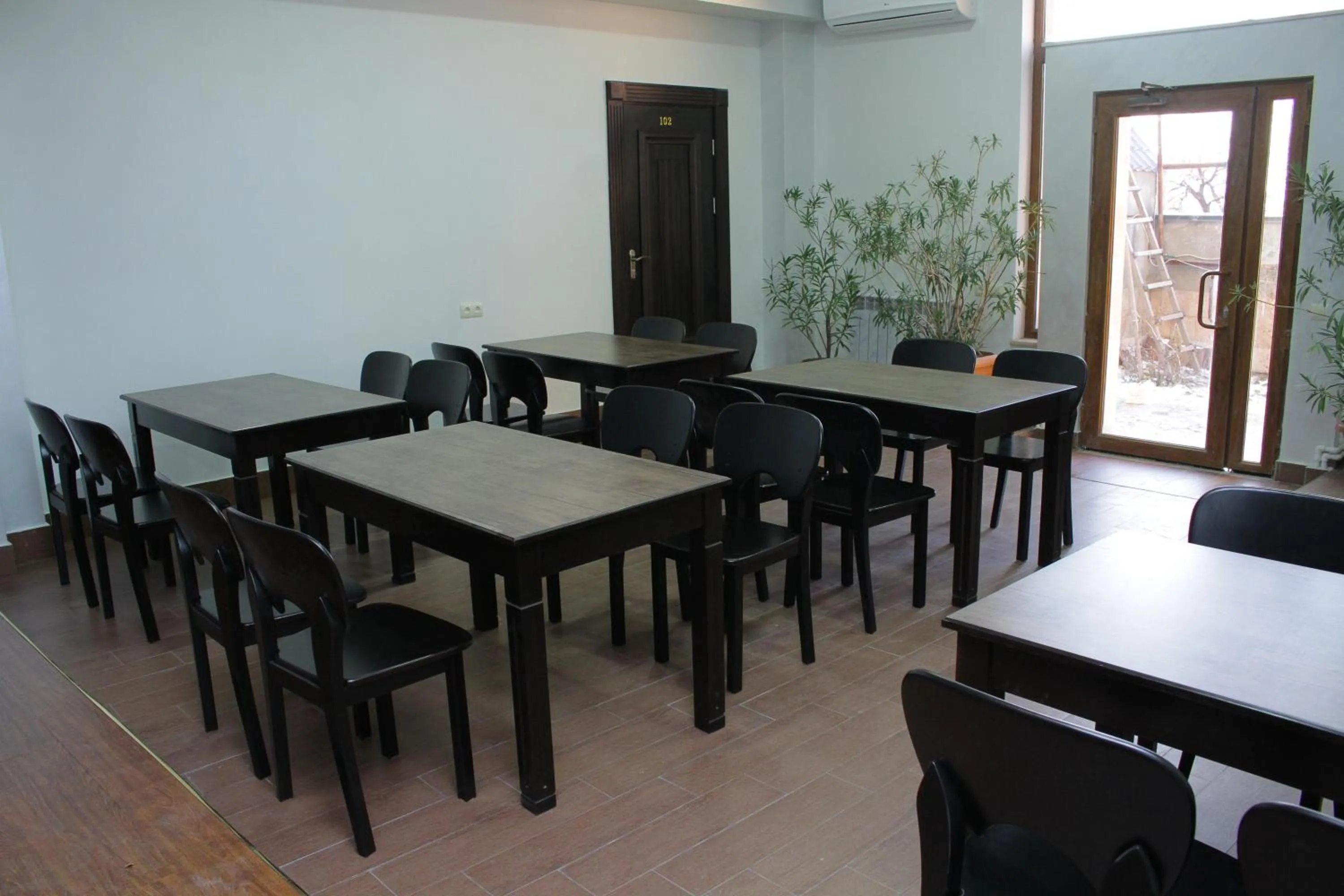 Restaurant/places to eat in Best View Hotel